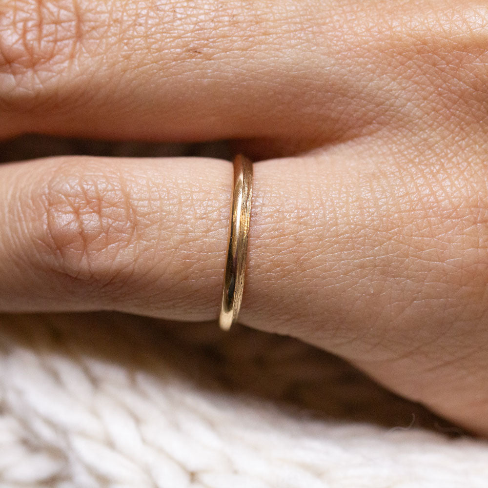 Alliance de mariage originale et éthique. Joaillerie artisanale française.