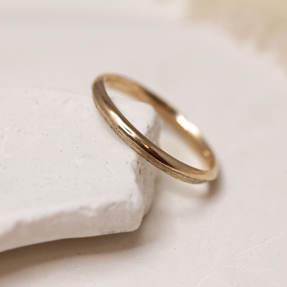 Alliance de mariage originale et éthique. Joaillerie artisanale française.