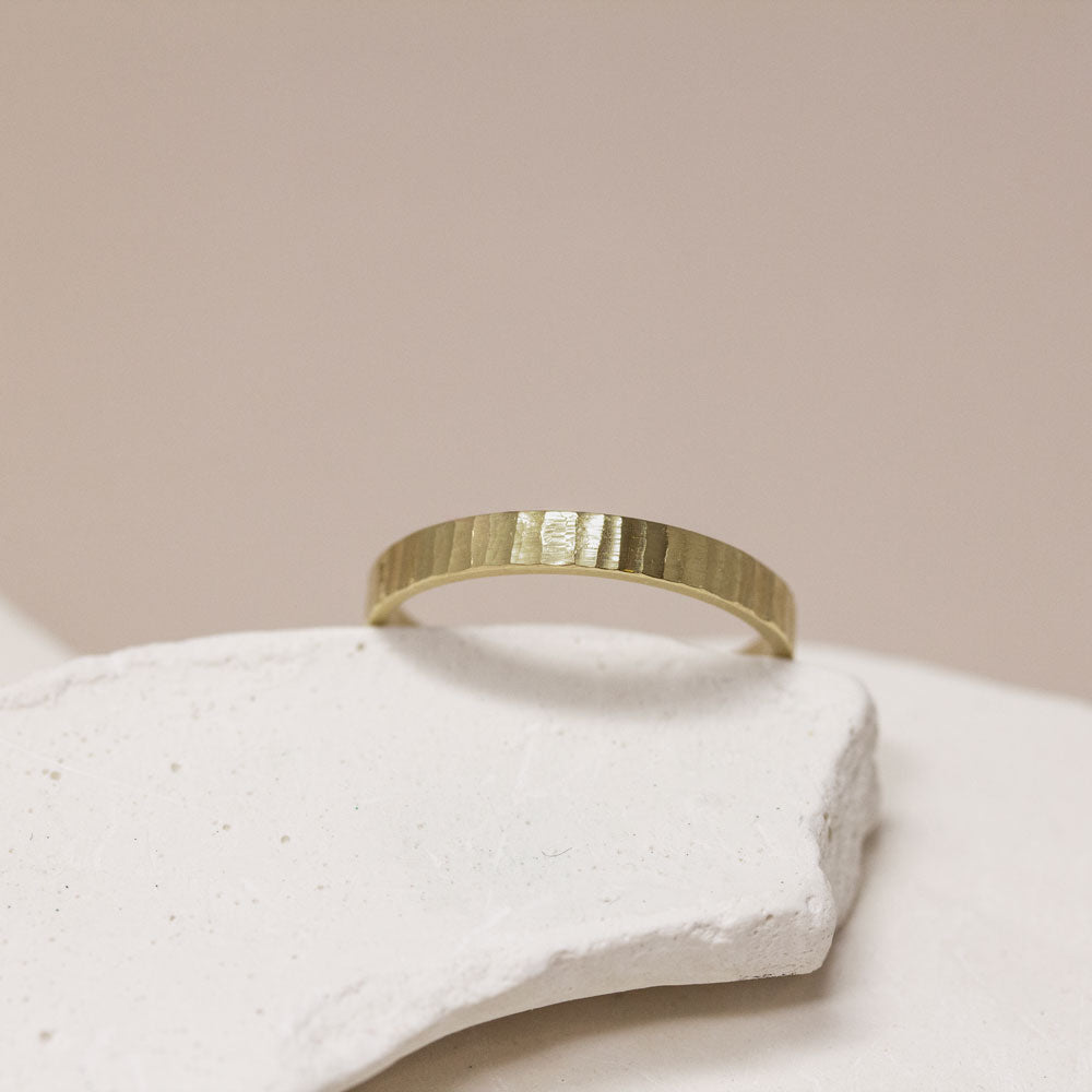Alliance originale Jalons en or jaune  recyclé 18 carats avec texture rainurée. Fabrication artisanale dans un atelier de joaillerie française à Paris
