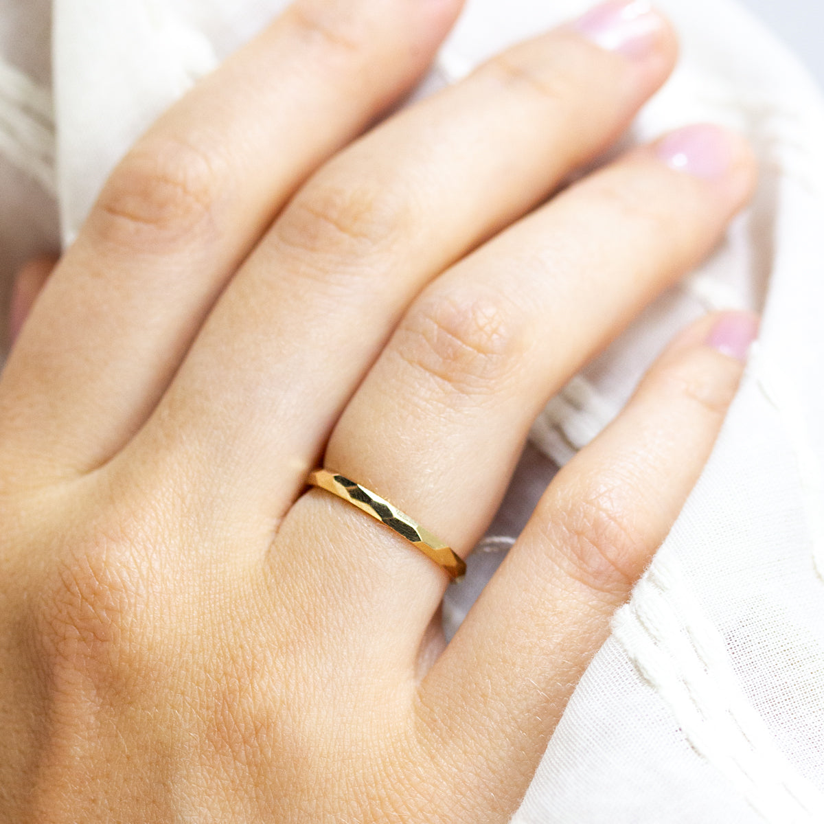 Alliance artisanale en or rose éthique Fairmined, réalisée dans notre propre atelier de joaillerie à Paris