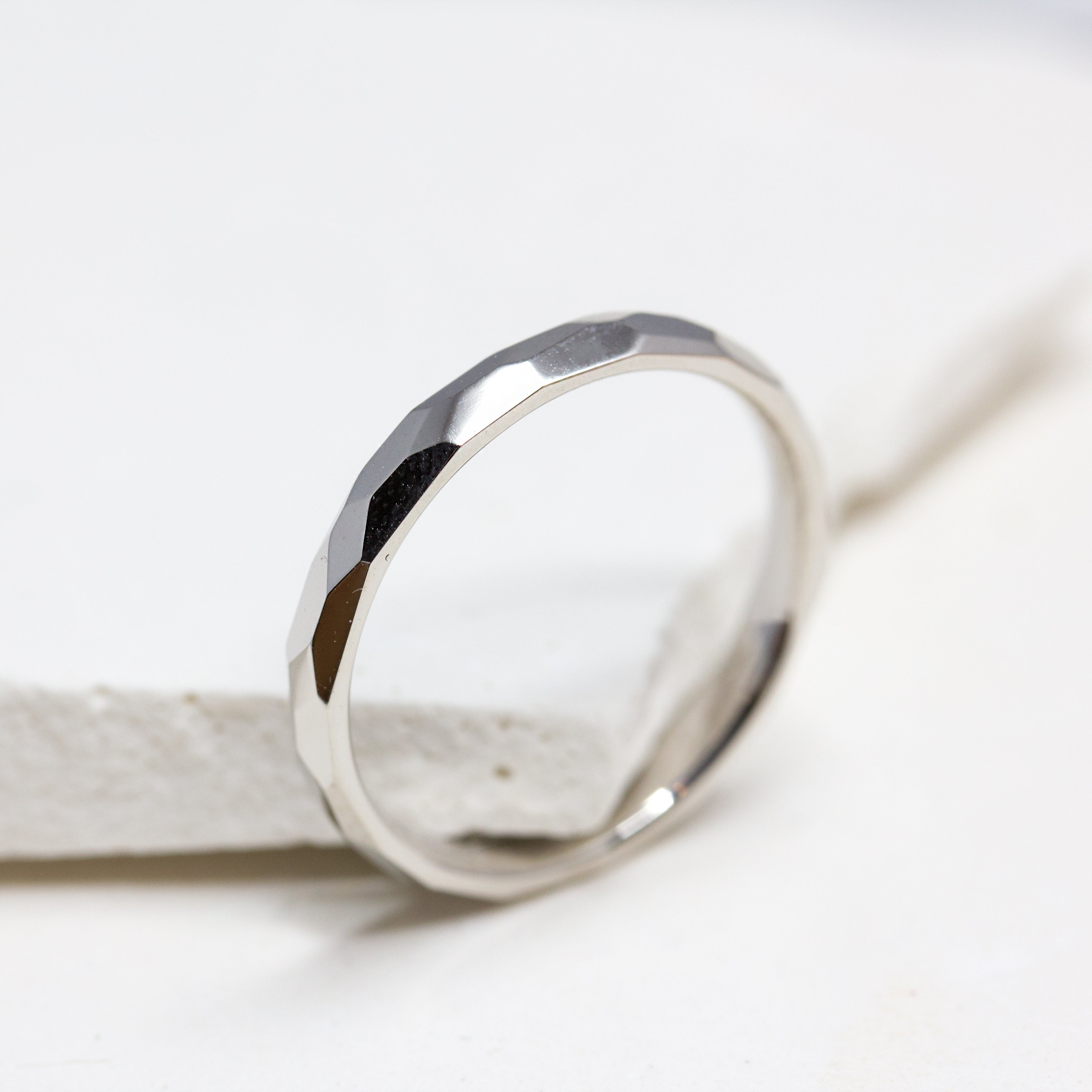 Alliance artisanale en or blanc éthique Fairmined, réalisée dans notre propre atelier de joaillerie à Paris