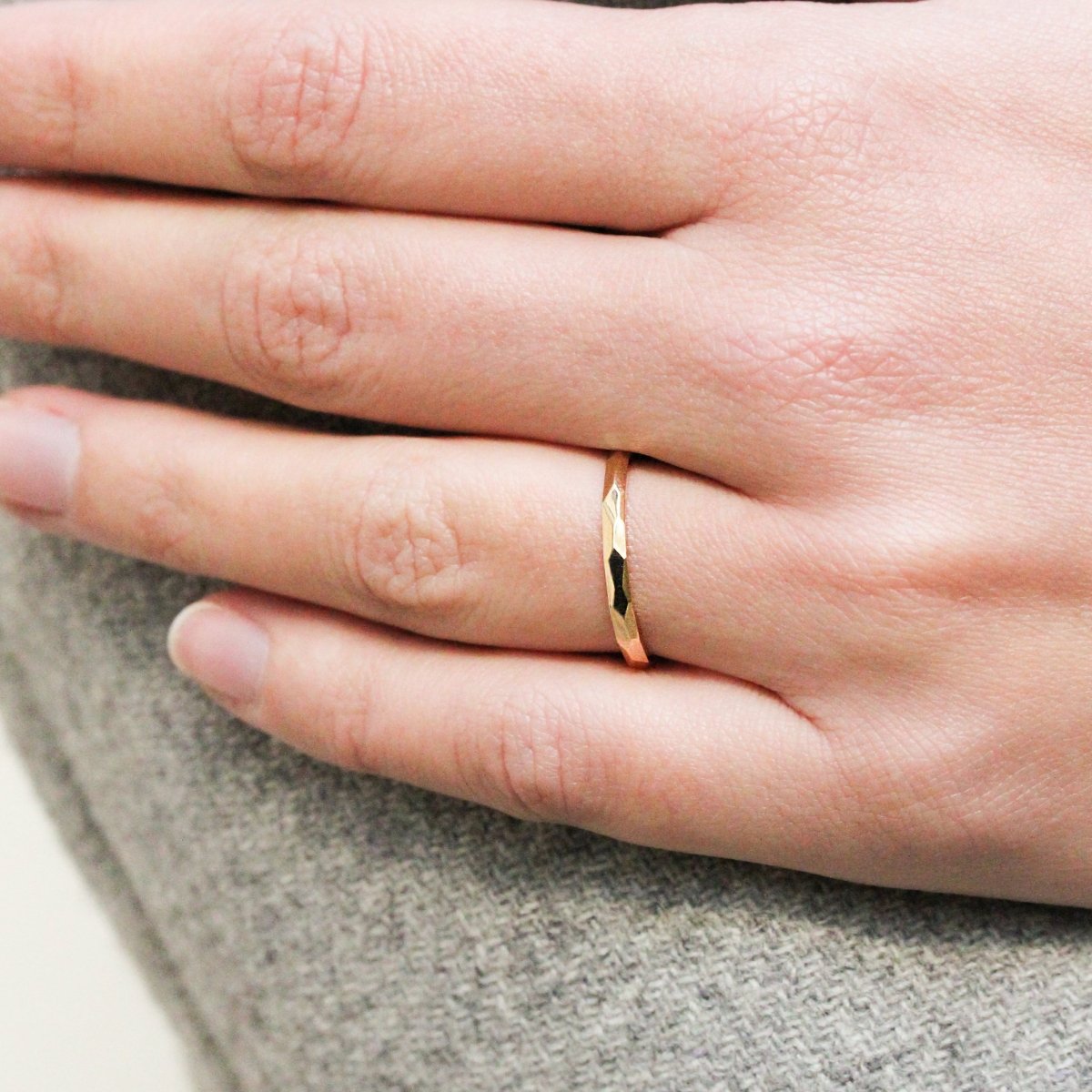 Alliance artisanale en or rose éthique Fairmined, réalisée dans notre propre atelier de joaillerie à Paris