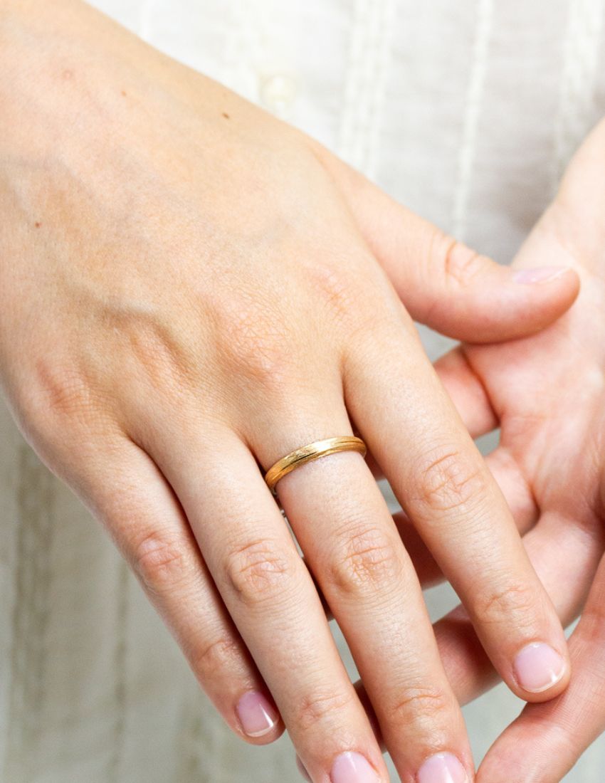 Alliance de mariage texturée en or, design original pour union  joaillière atelier parisien, Paris Lyon