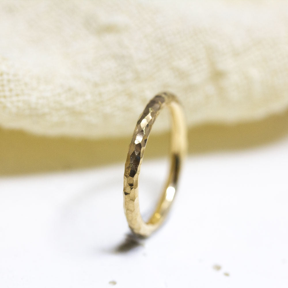 Alliance originale texturée en or jaune.