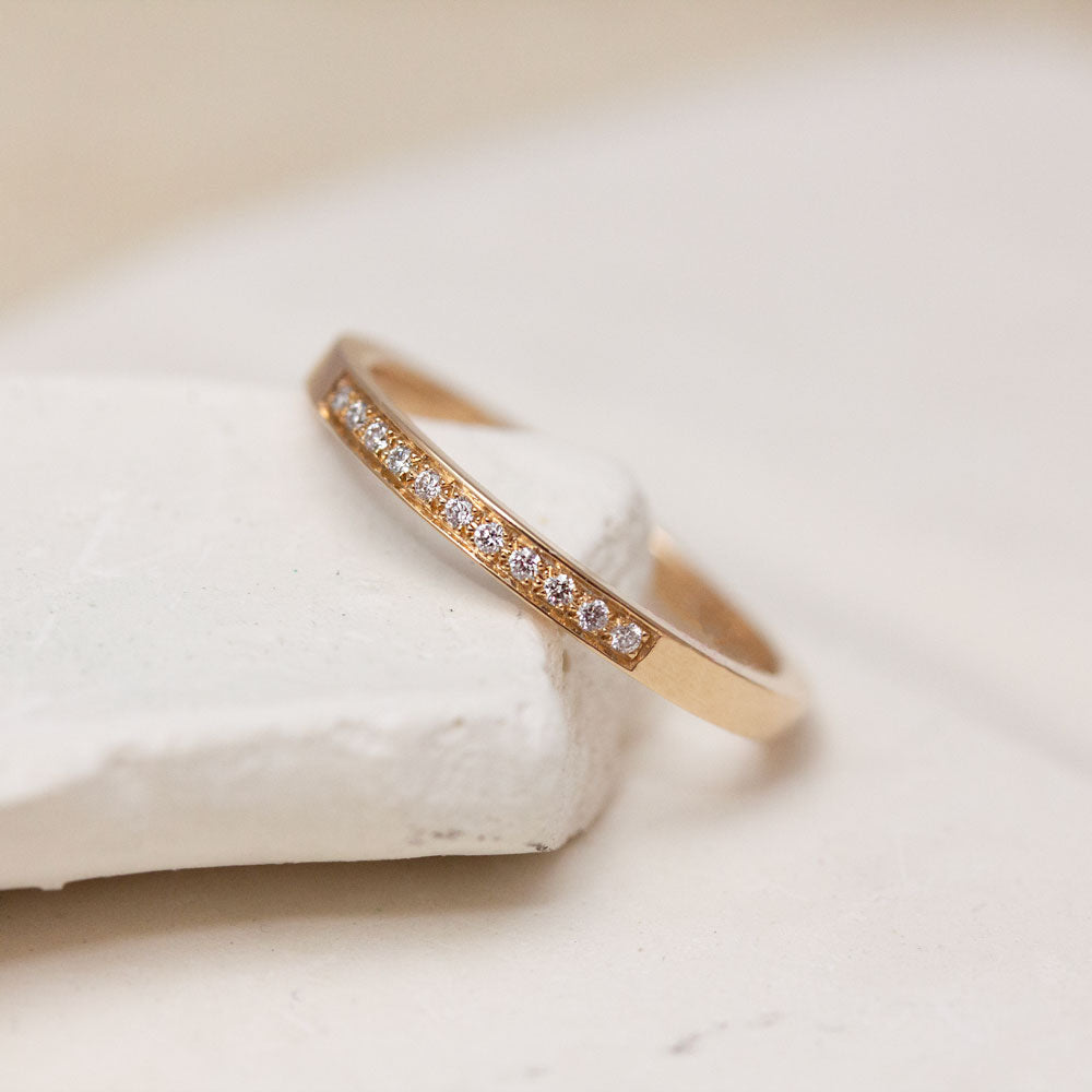 Alliance pavée en or rose-champagne Fairmined.