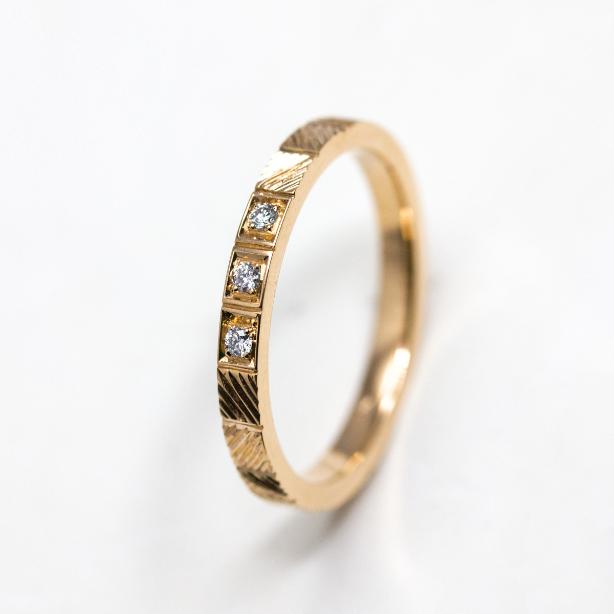 Alliance inspiration texturé
En or fairmined.
Bijoux réalisée dans notre atelier parisien.