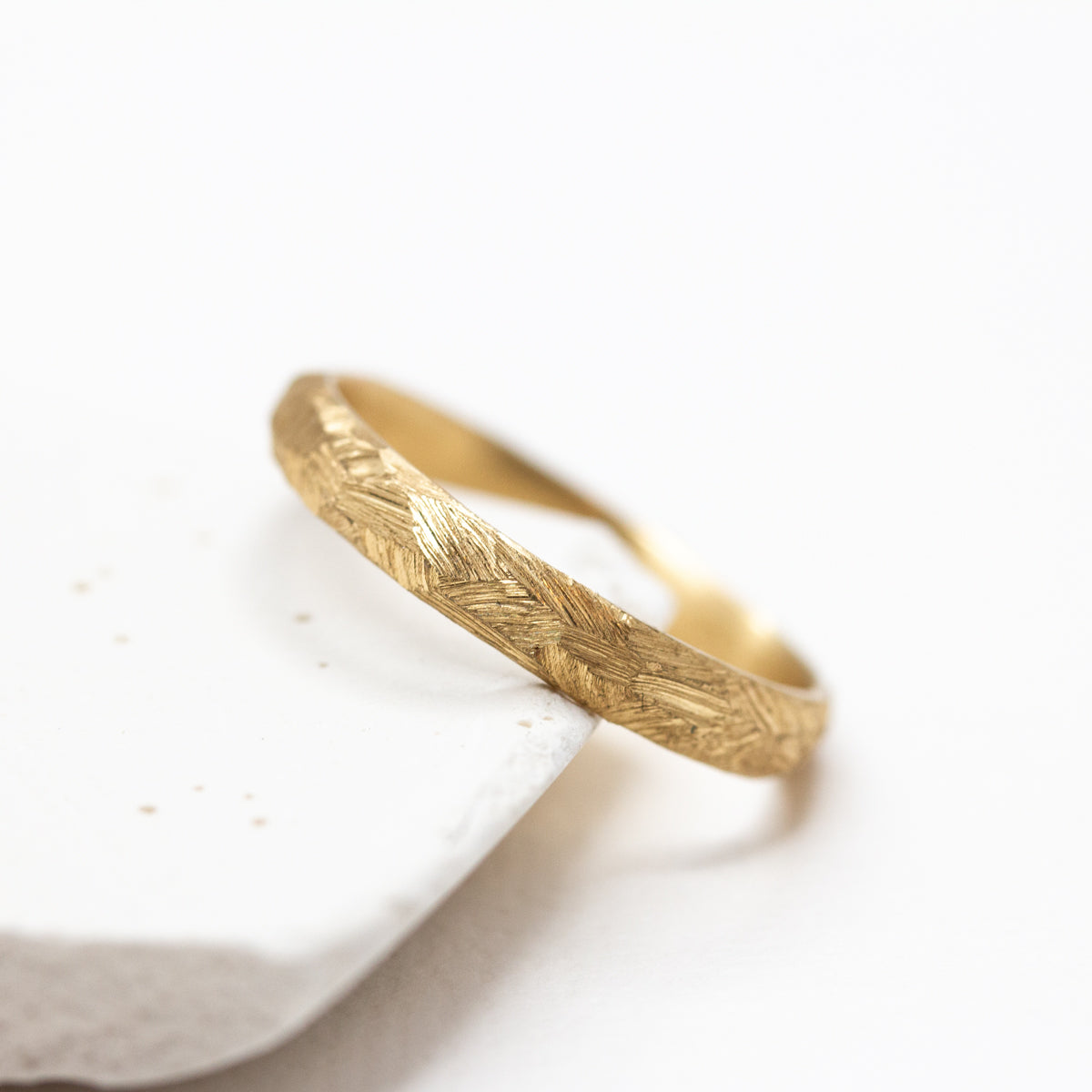 Anneau de mariage mixte original, fin et bombé en or rose équitable certifié Fairmined réalisé à Paris et Lyon dans un atelier de joaillerie artisanale