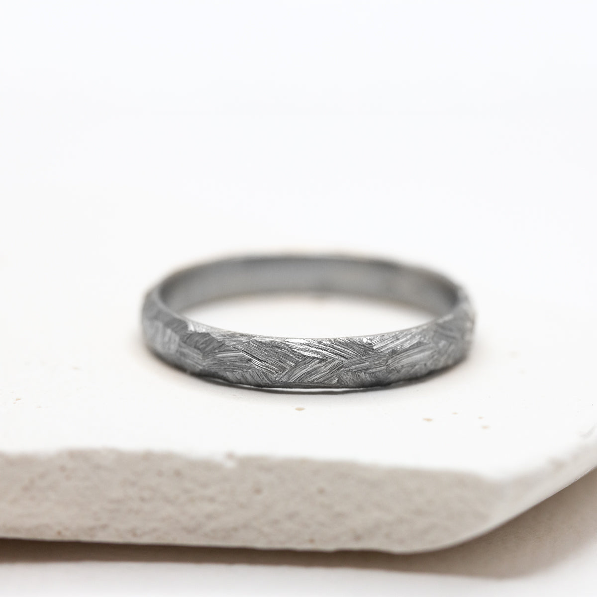 Alliance Staël bombée 3,5 mm, pour mariage homme et femme, en or équitable gris travaillé à la main dans notre atelier parisien de joaillerie