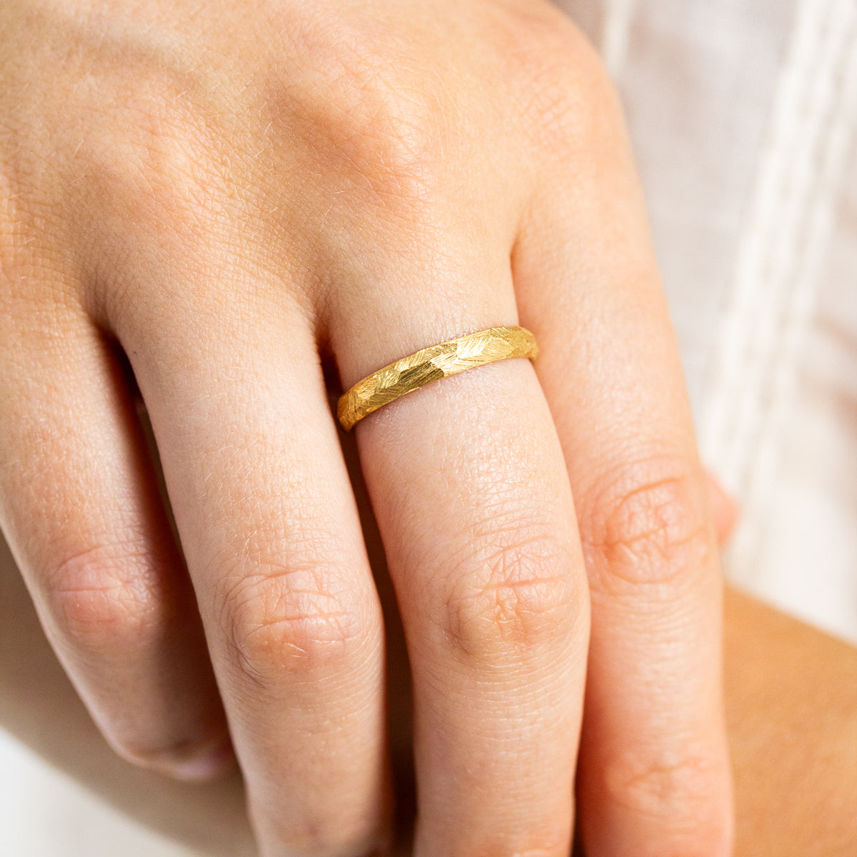 Alliance de mariage Staël bombée 3,5mm en or éthique Fairmined, fabrication artisanale à Paris dans notre atelier de joaillerie 