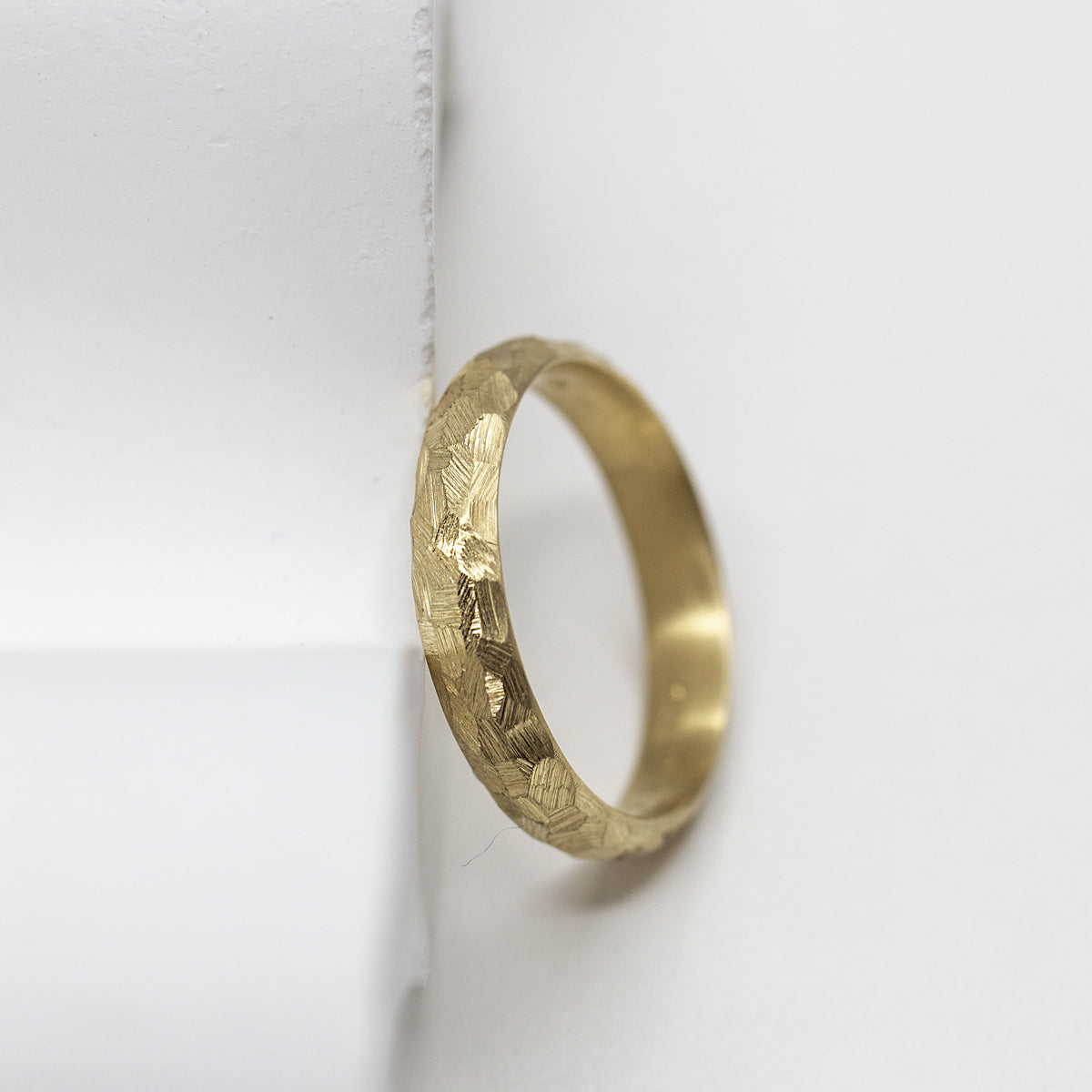 Alliance bombée originale mixte, Staël 4mm or jaune éthique 18 carats réalisée à la main à Paris