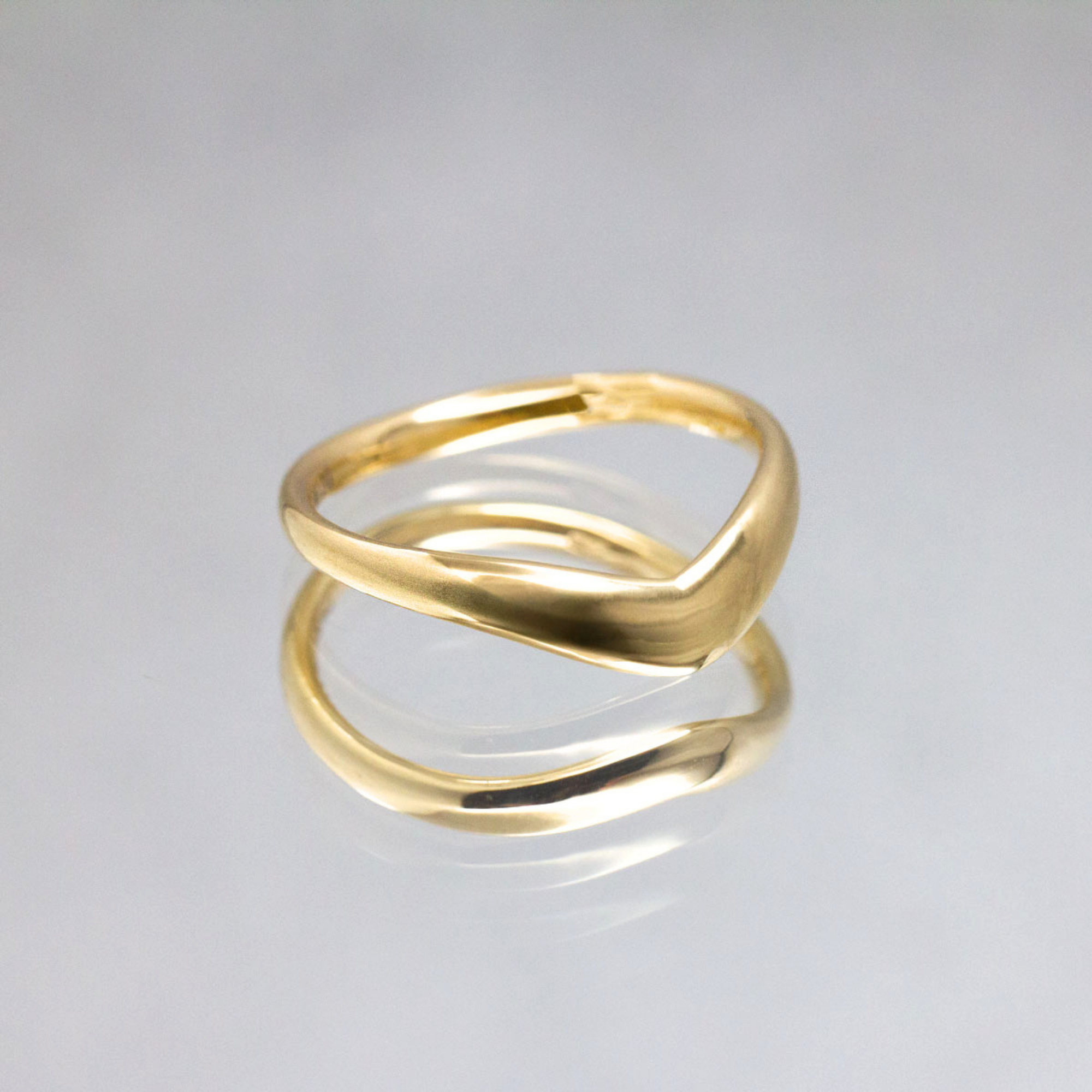 Alliance sur-mesure réalisée par nos joaillères dans notre atelier Parisien.
Or éthique Fairmined.