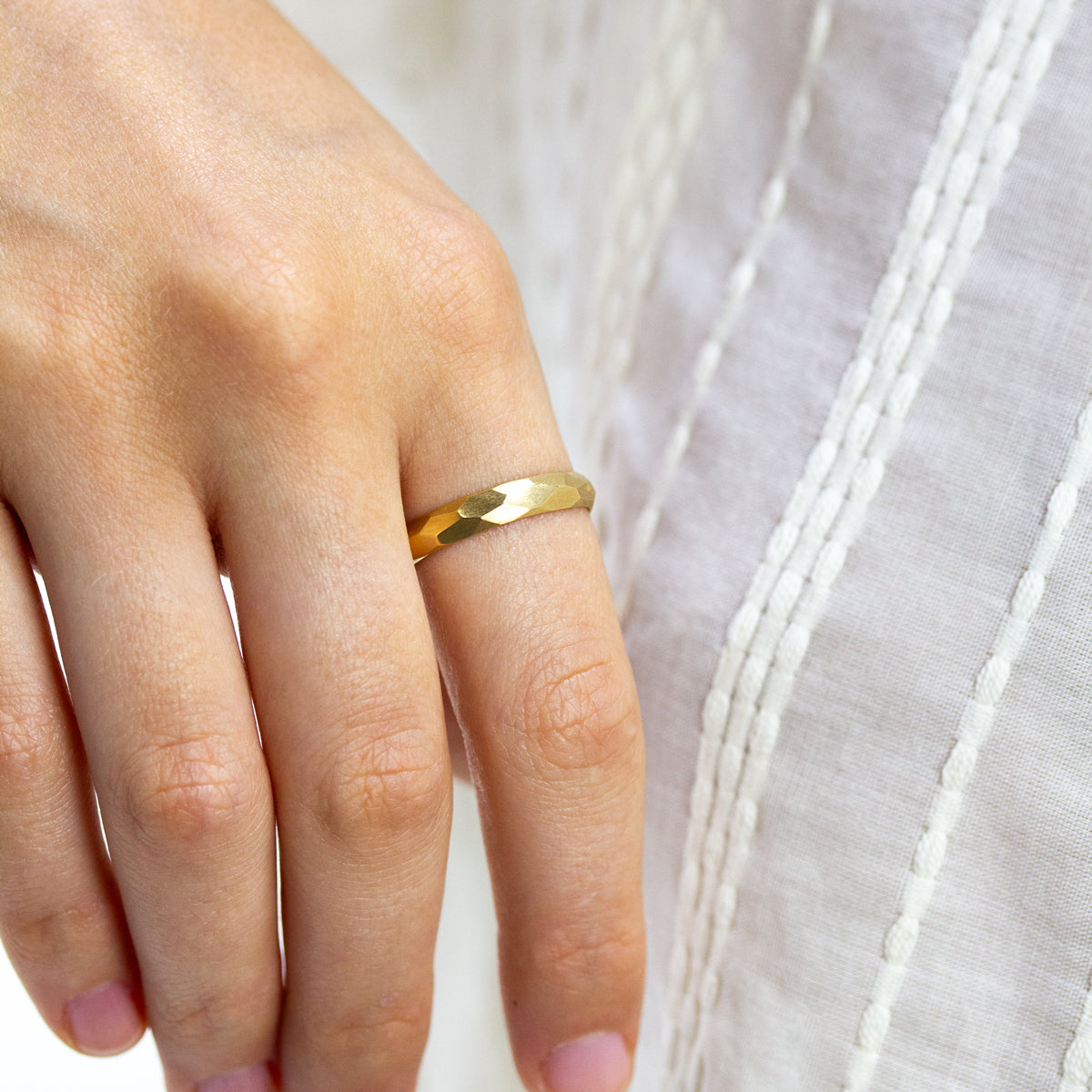 Alliance Nisma - bombée 4 mm réalisée en or rose-champagne 18 carats Fairmined à Paris