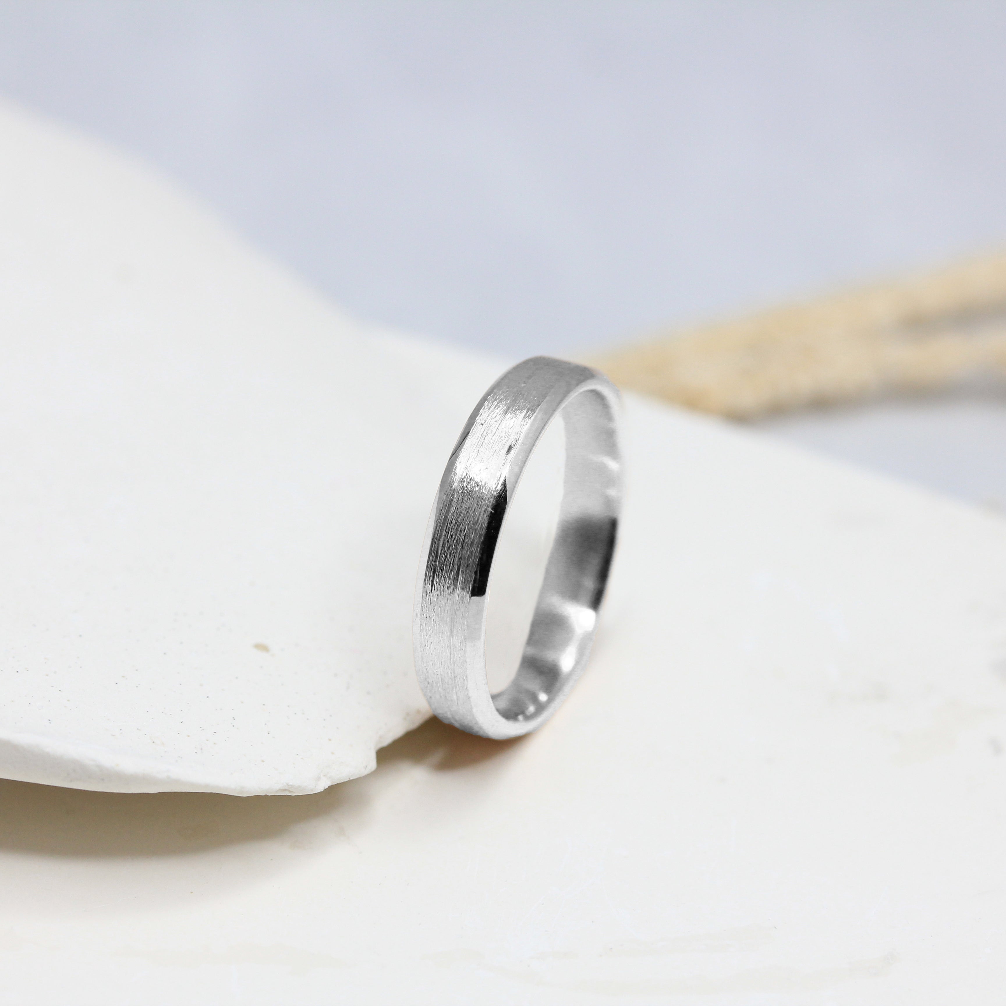 Alliance Casildée chanfreins - ruban 4 mm réalisée en or blanc 18 carats Fairmined à Paris