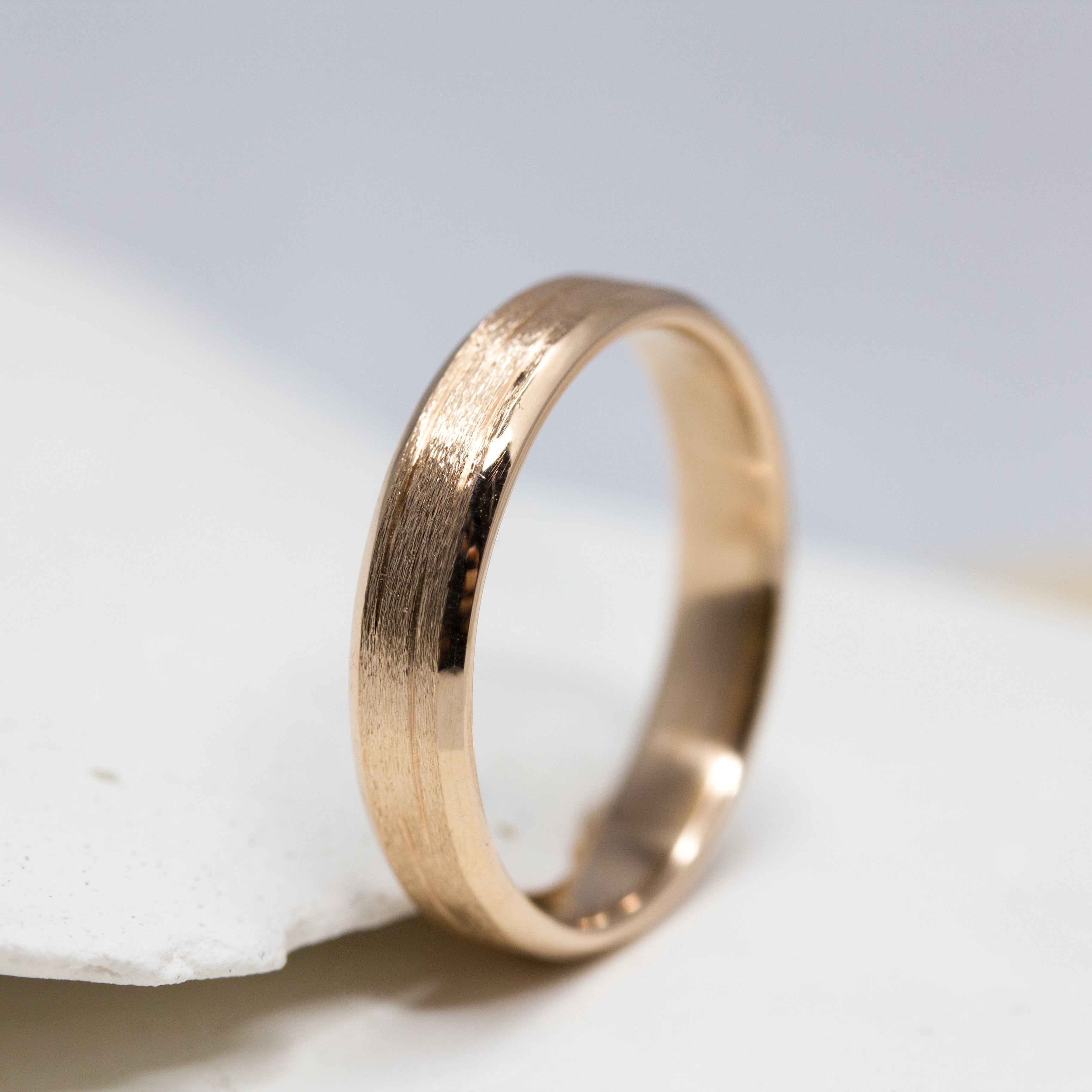 Alliance Casildée chanfreins - ruban 4 mm réalisée en or rose rouge 18 carats Fairmined à Paris