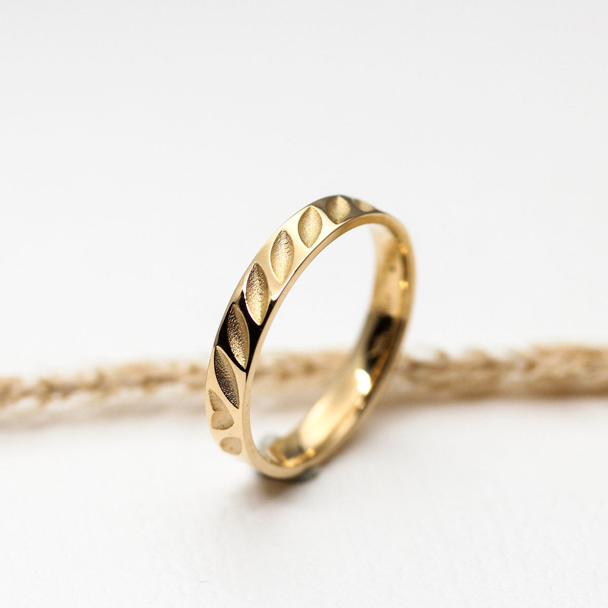 Alliance et union.
Bague sur-mesure réalisée en or éthique dans notre atelier à Paris.
Boutique Paris et Lyon