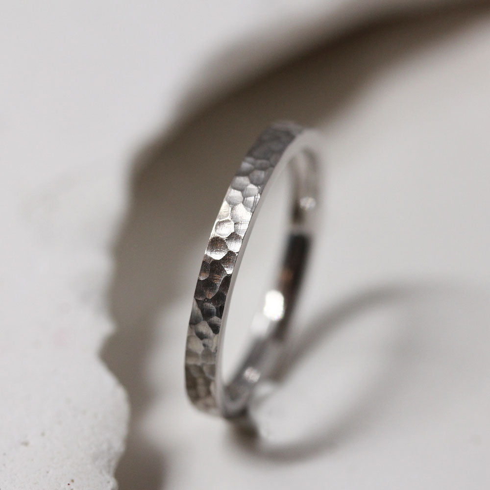 Alliance texturé en or Fairmined.
Union et Mariage.
Fabriqué dans notre atelier Parisien artisanal.