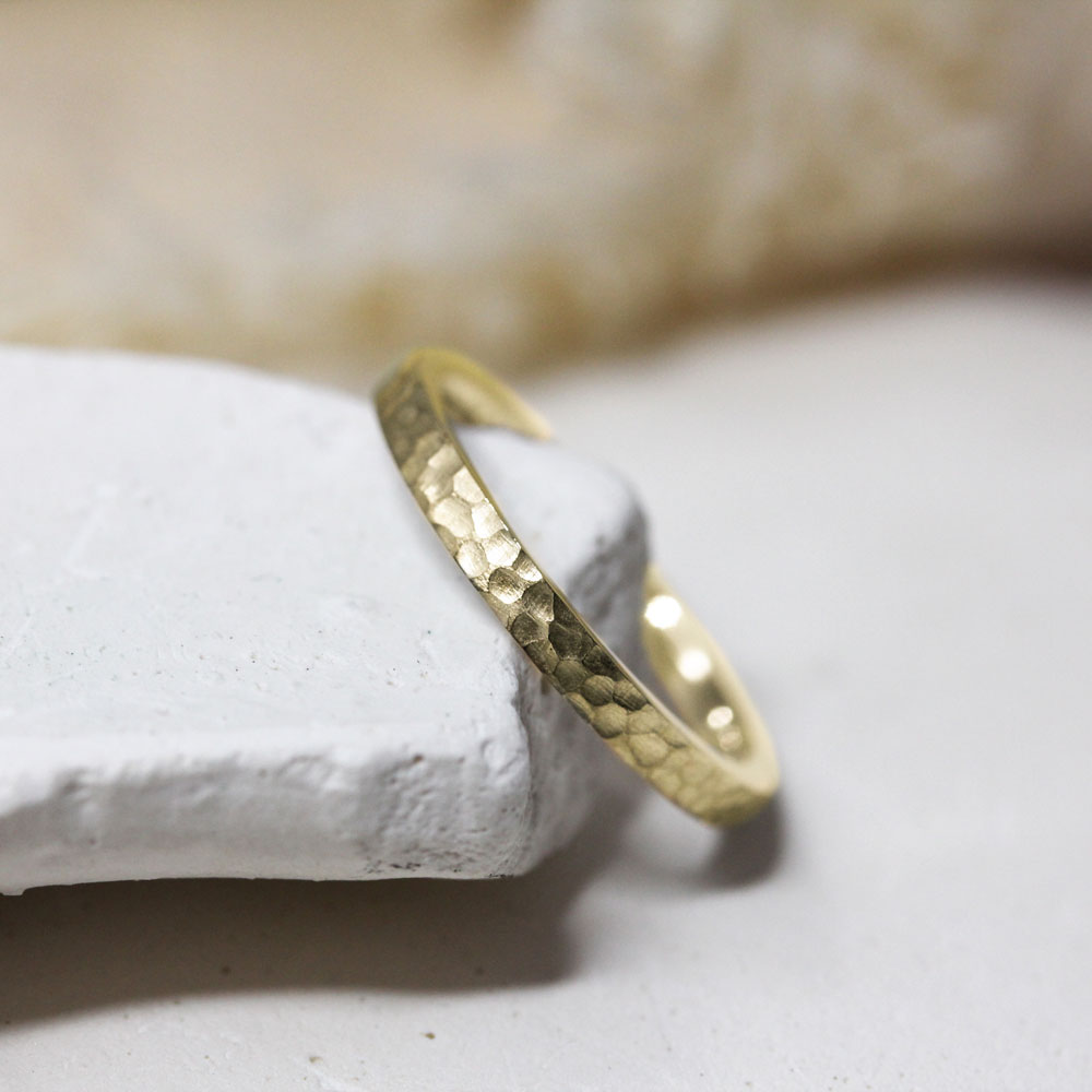 Alliance texturé en or Fairmined.
Union et Mariage.
Fabriqué dans notre atelier Parisien artisanal.