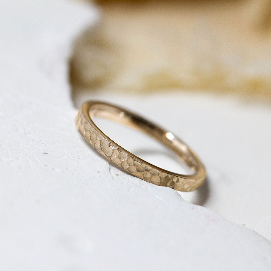 Alliance texturé en or Fairmined.
Union et Mariage.
Fabriqué dans notre atelier Parisien artisanal.