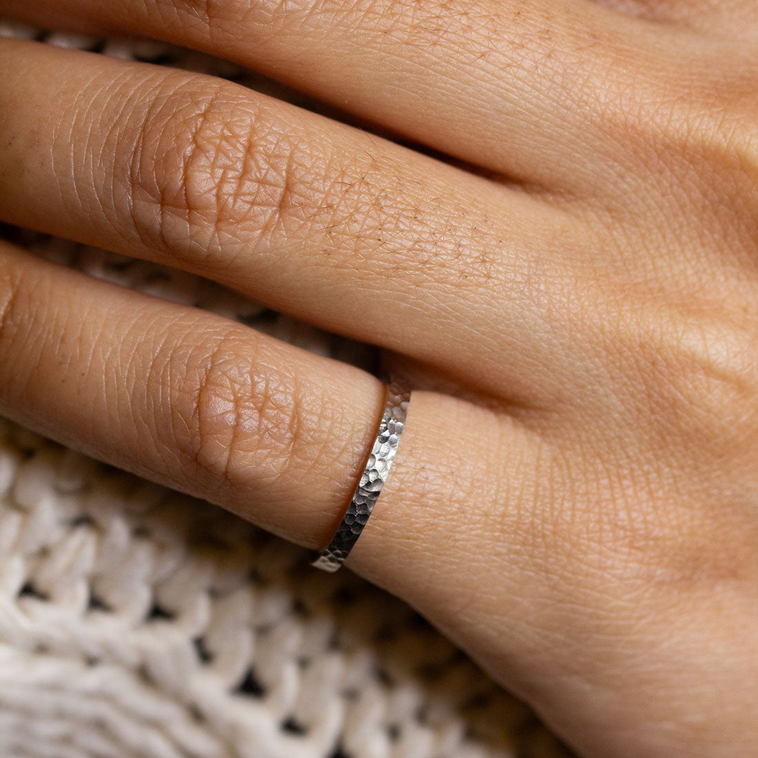 Alliance texturé en or Fairmined.
Union et Mariage.
Fabriqué dans notre atelier Parisien artisanal.