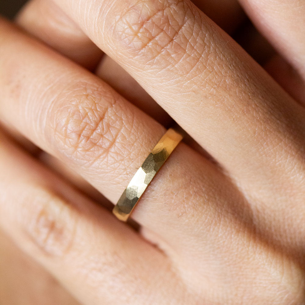 alliance en or texturée Fairmined joaillerie artisanale