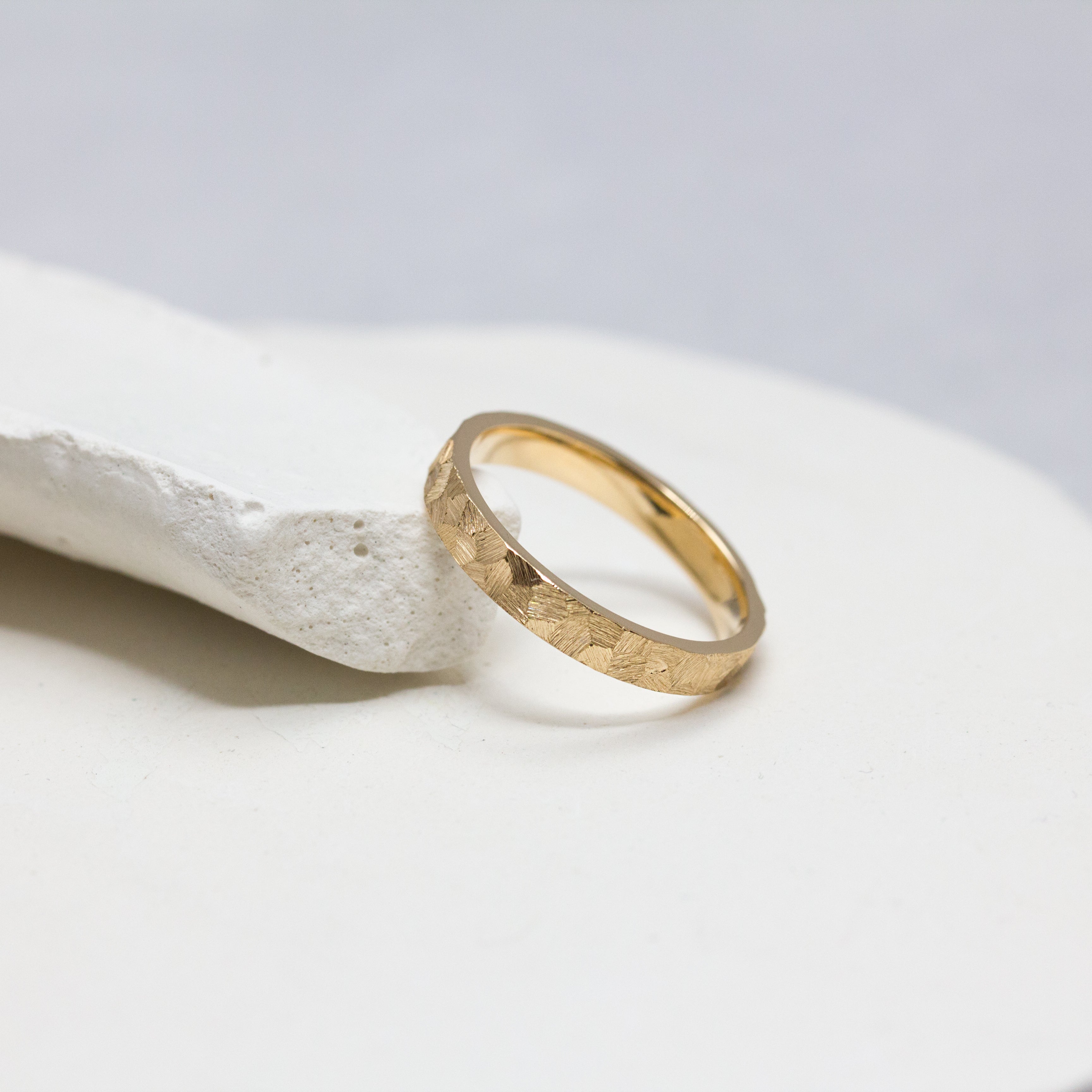 Alliance en or rose-champagne 750/1000 Fairmined, aux facettes brossées, réalisée en France dans notre atelier parisien.