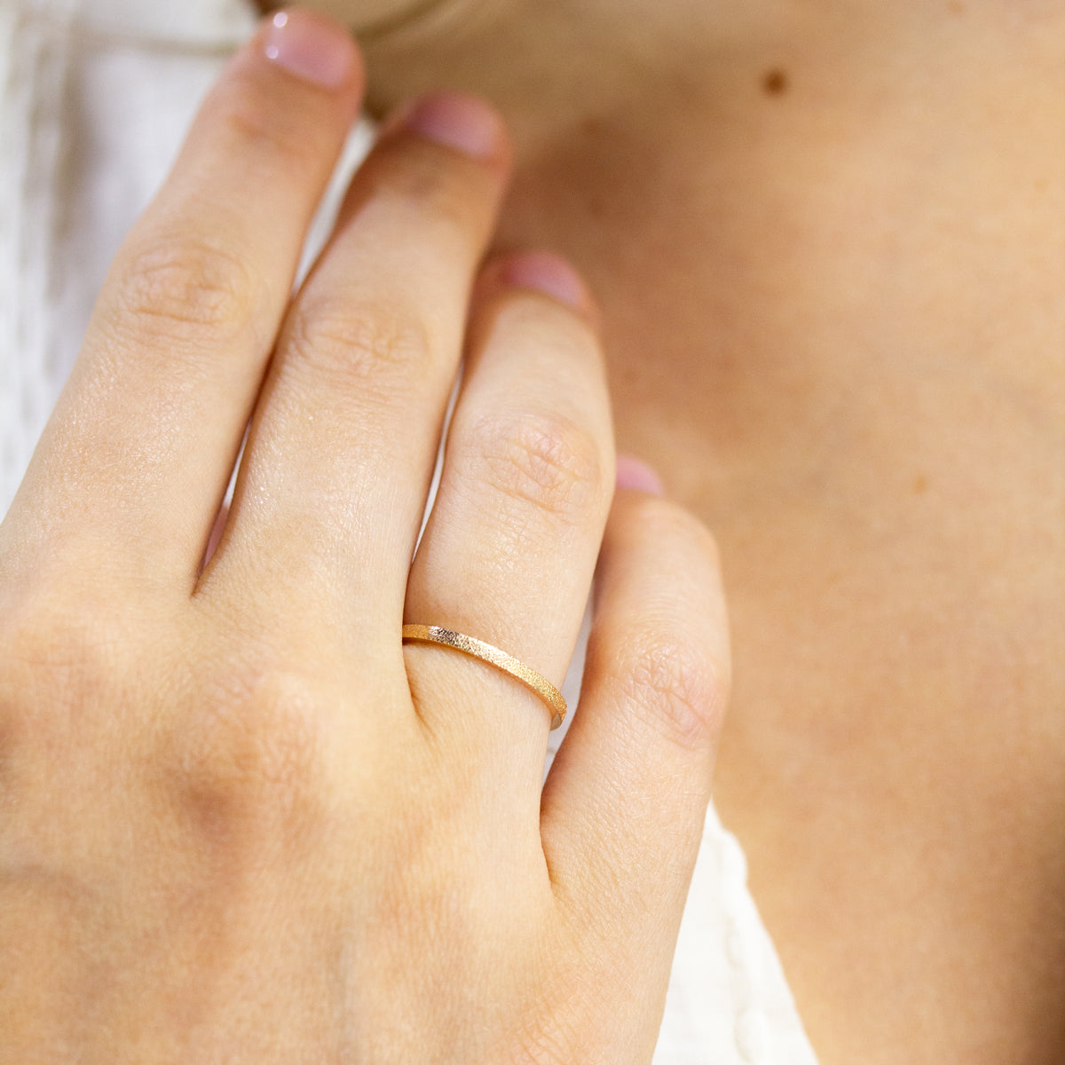 Alliance en or jaune Fairmined 750/1000 réalisée à Paris dans une joaillerie éthique.