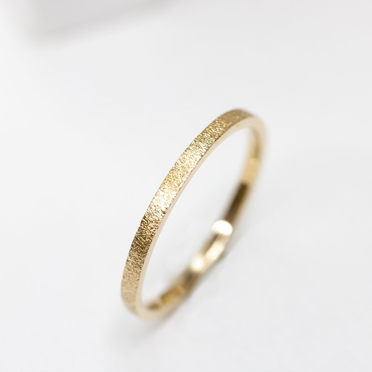 Alliance en or jaune Fairmined 750/1000 réalisée à Paris dans une joaillerie éthique.