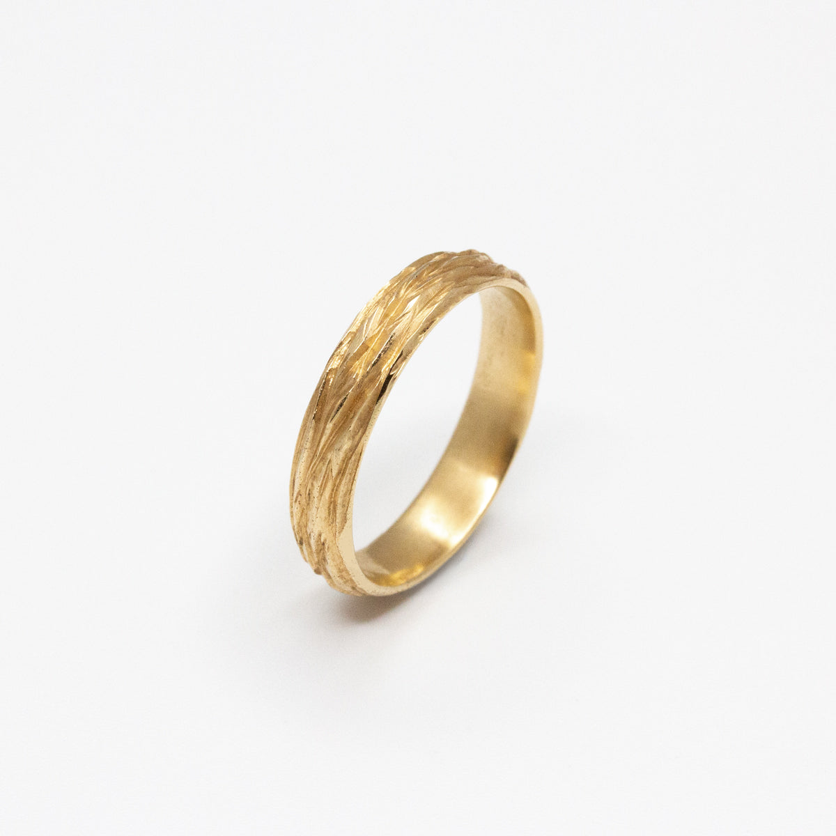 Alliance originale Amandier demi-jonc 5mm en or 18 carats éthique pour homme, modèle large travaillé avec une texture d'écorce à la main dans notre atelier de joaillerie