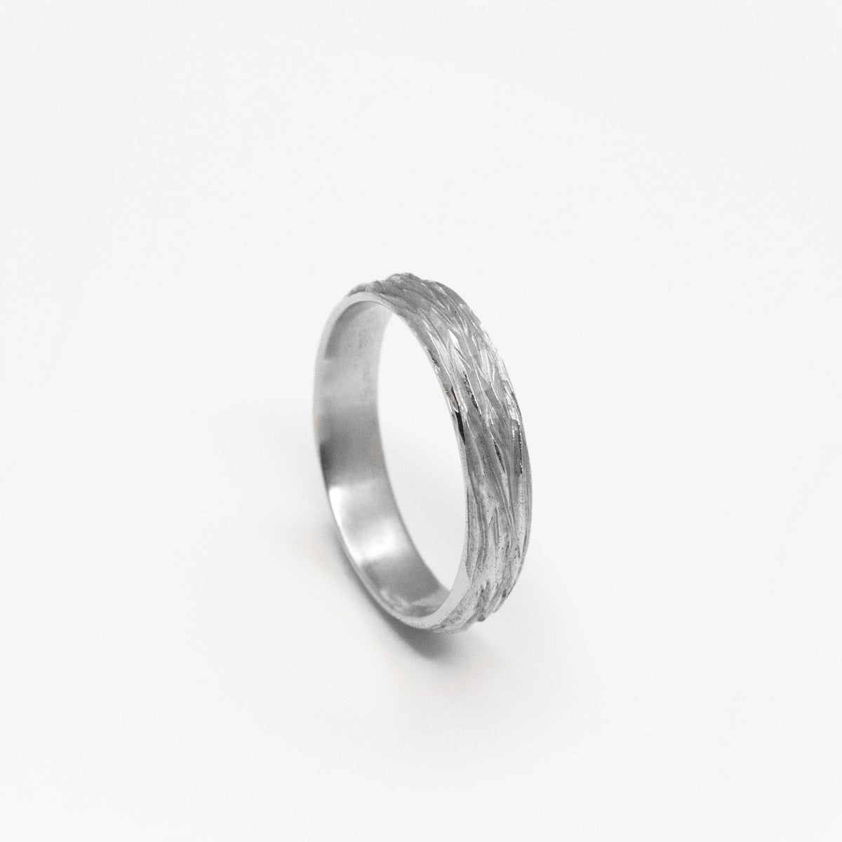 Alliance originale Amandier demi-jonc 5mm en or 18 carats éthique pour homme, modèle large travaillé avec une texture d'écorce à la main dans notre atelier de joaillerie