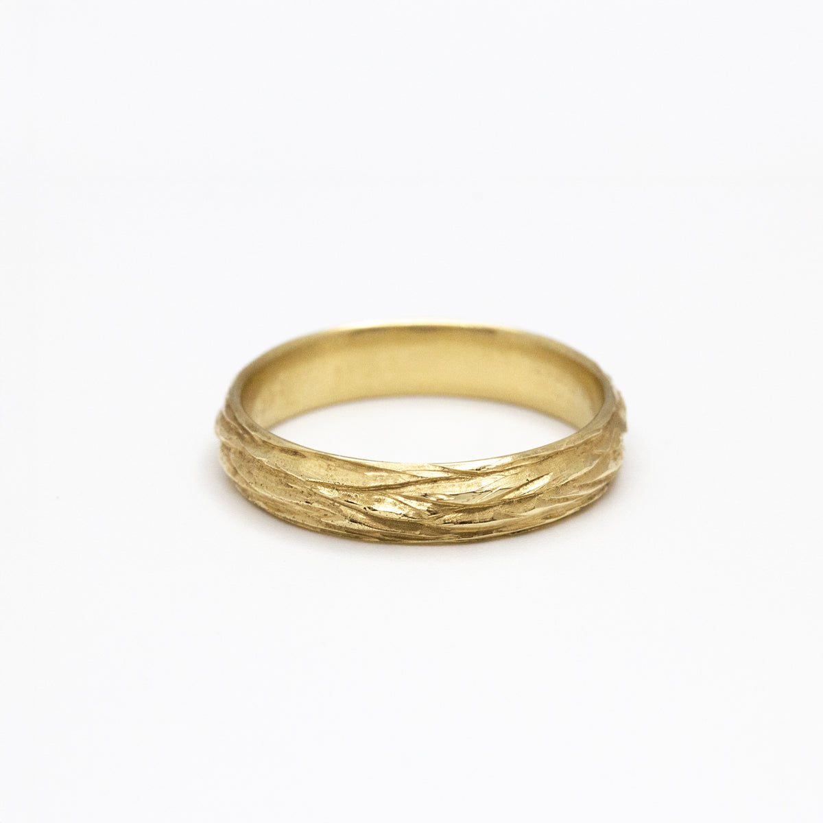 Alliance originale Amandier demi-jonc 5mm en or 18 carats éthique pour homme, modèle large travaillé avec une texture d'écorce à la main dans notre atelier de joaillerie