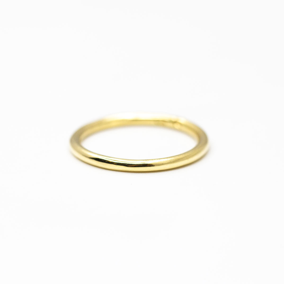 Alliance discrète classique, lisse et brillante, Ulysse très fine femme jonc 1,5mm en or jaune recyclé 18 carats + prime Fairmined réalisée à la main à Paris