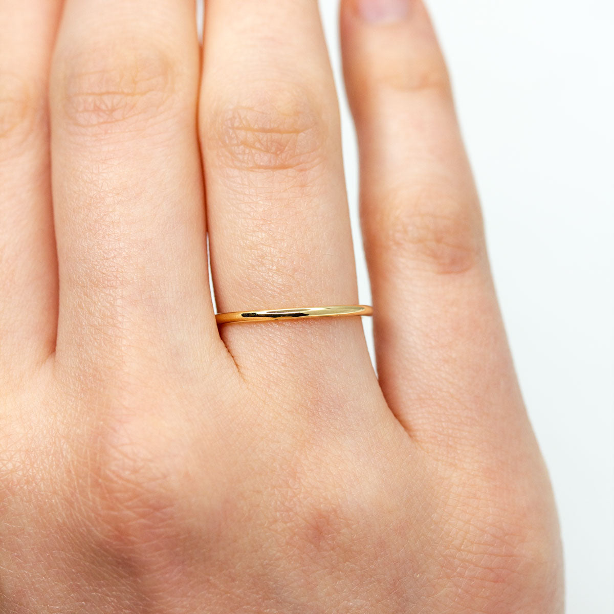 Alliance Ulysse très fine femme jonc 1,5mm en or recyclé 18 carats + prime Fairmined réalisée à la main à Paris