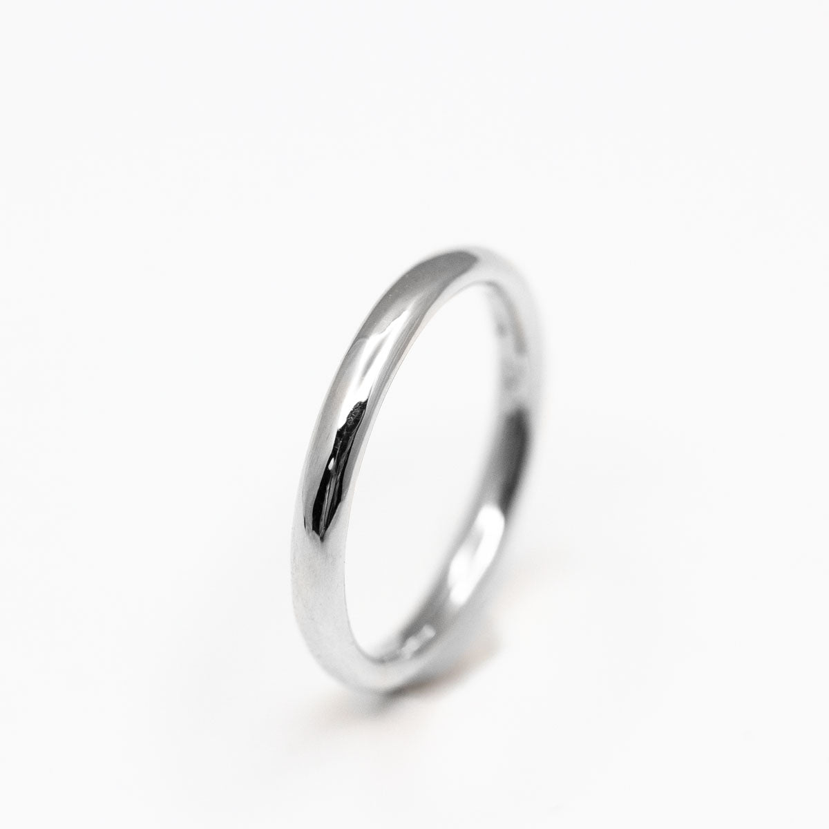 Alliance de mariage Ulysse bombée luxe entièrement arrondie et confortable, fini lisse et brillant réalisé artisanalement à Paris en or blanc recyclé 18 carats et argent éthique rhodié