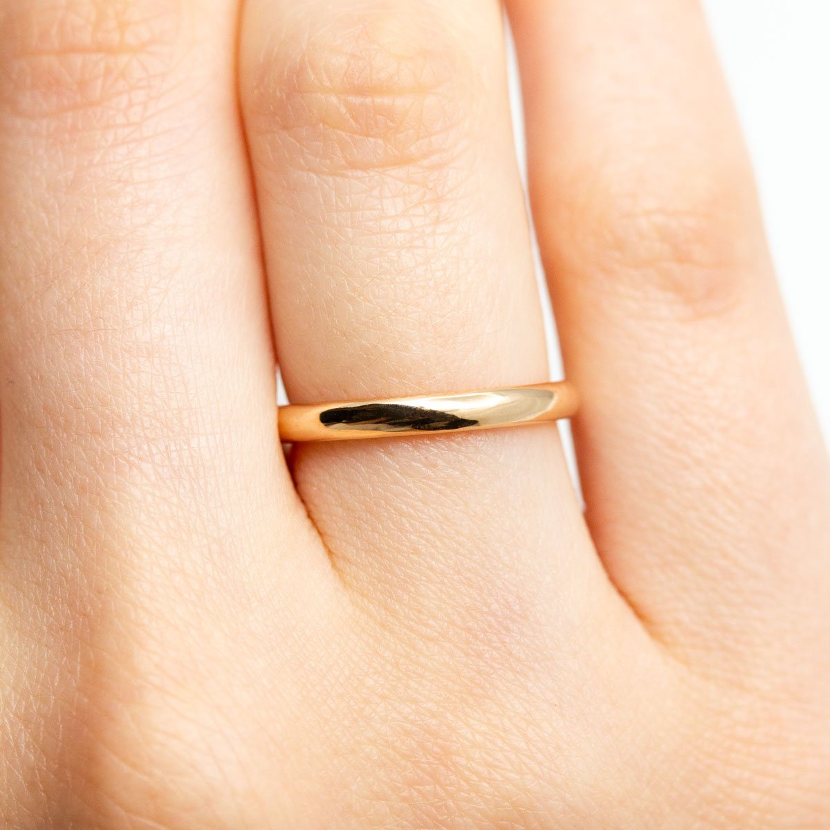 Alliance d'union Ulysse bombée luxe entièrement arrondie et confortable, fini lisse et brillant réalisé artisanalement à Paris en or jaune recyclé 18 carats