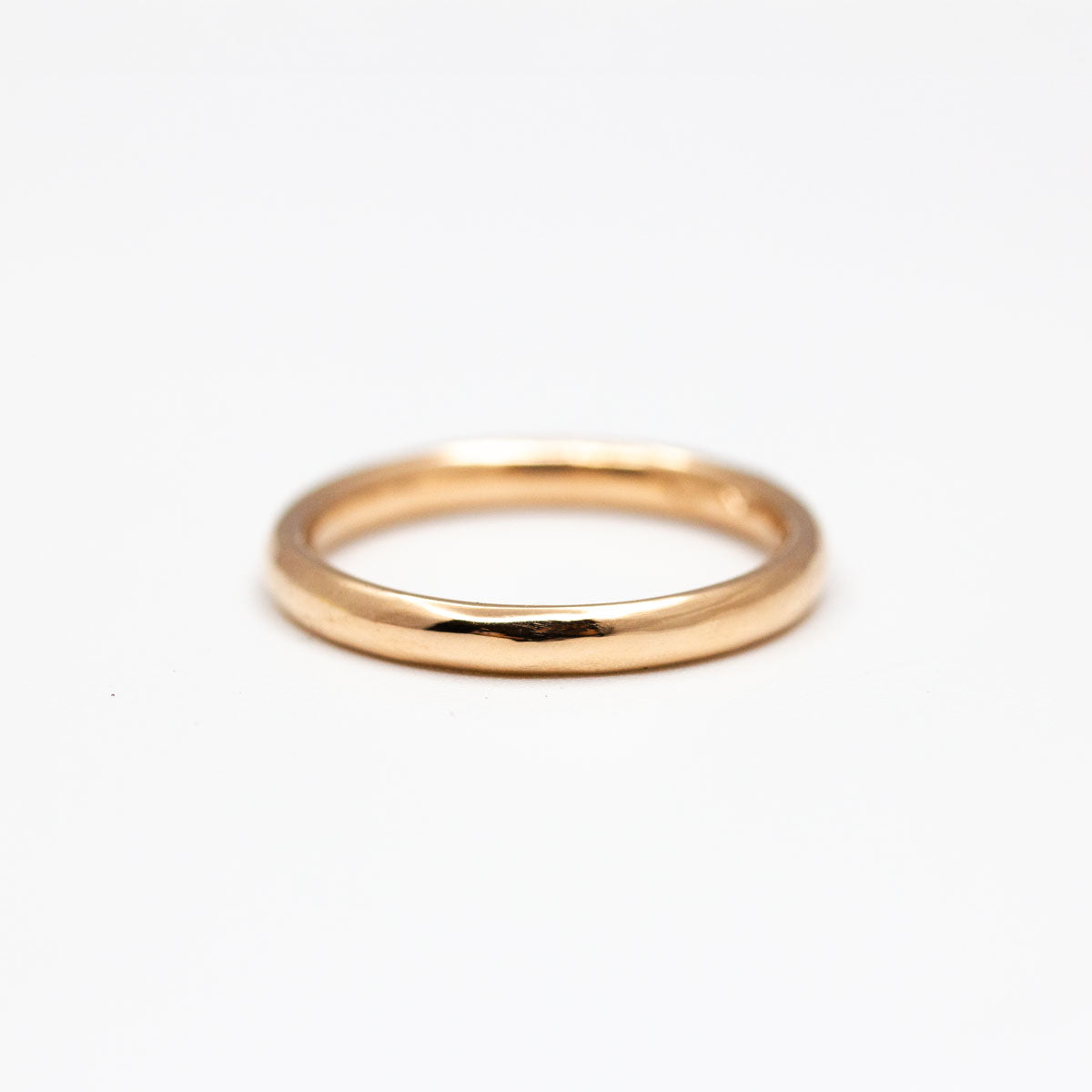 Alliance de mariage mixte Ulysse bombée luxe entièrement arrondie et confortable, fini lisse et brillant réalisé artisanalement à Paris en or rose champagne recyclé 18 carats