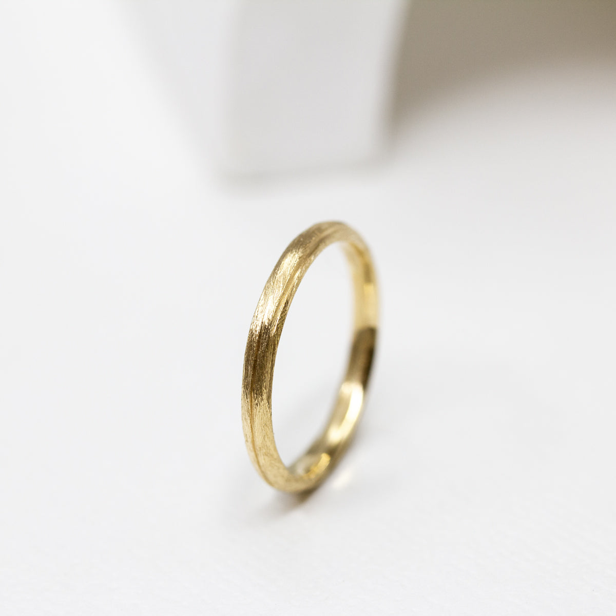 Alliance Casildée en or jaune Fairmined 18 carats, à la surface délicatement brossée, née dans notre atelier artisanal au cœur de Paris.