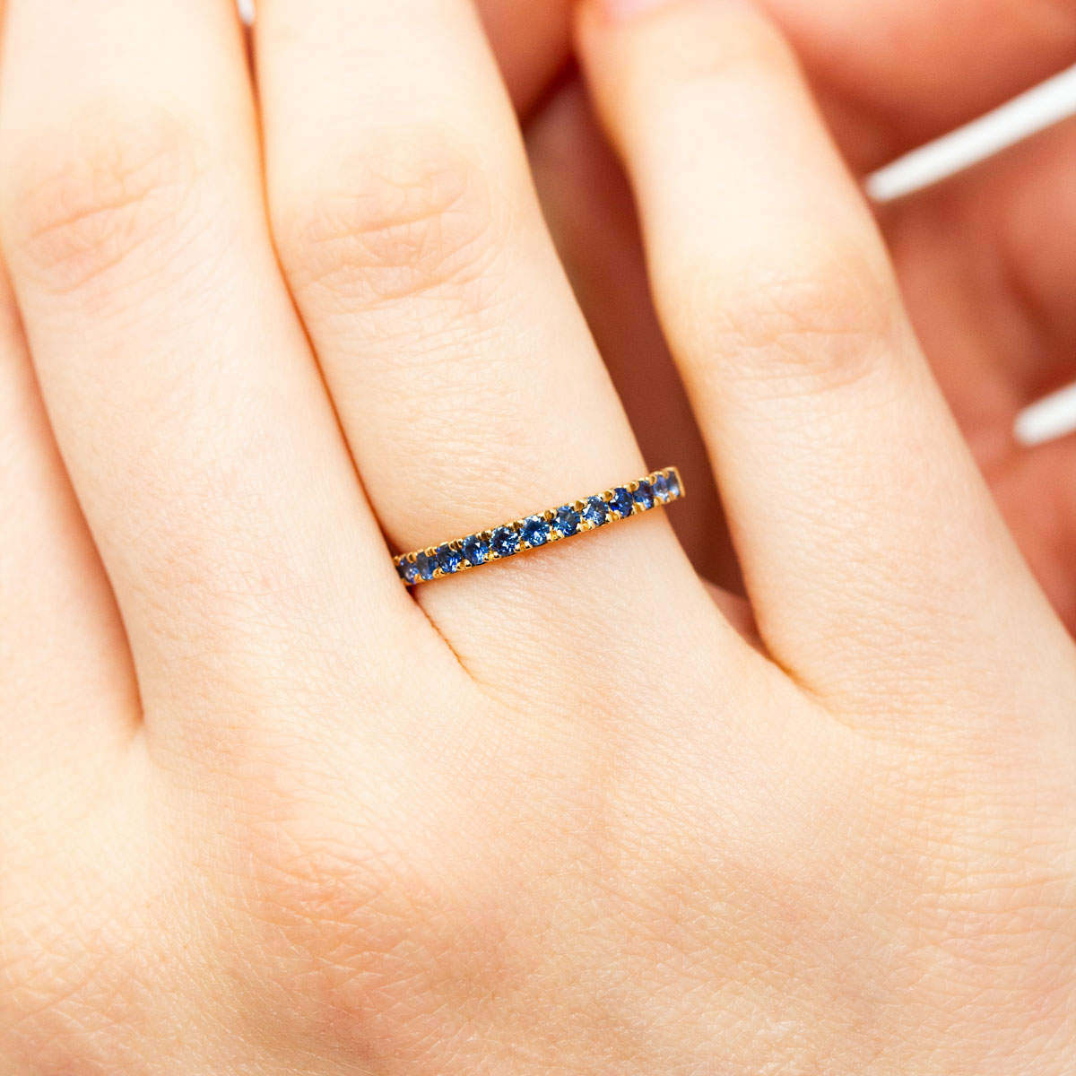 Pièce unique mariage femme- Alliance pavée Denise 1/2 tour ornée de 13 saphirs bleus, réalisée en or rose-champagne éthique 18 carats Fairmined à Paris