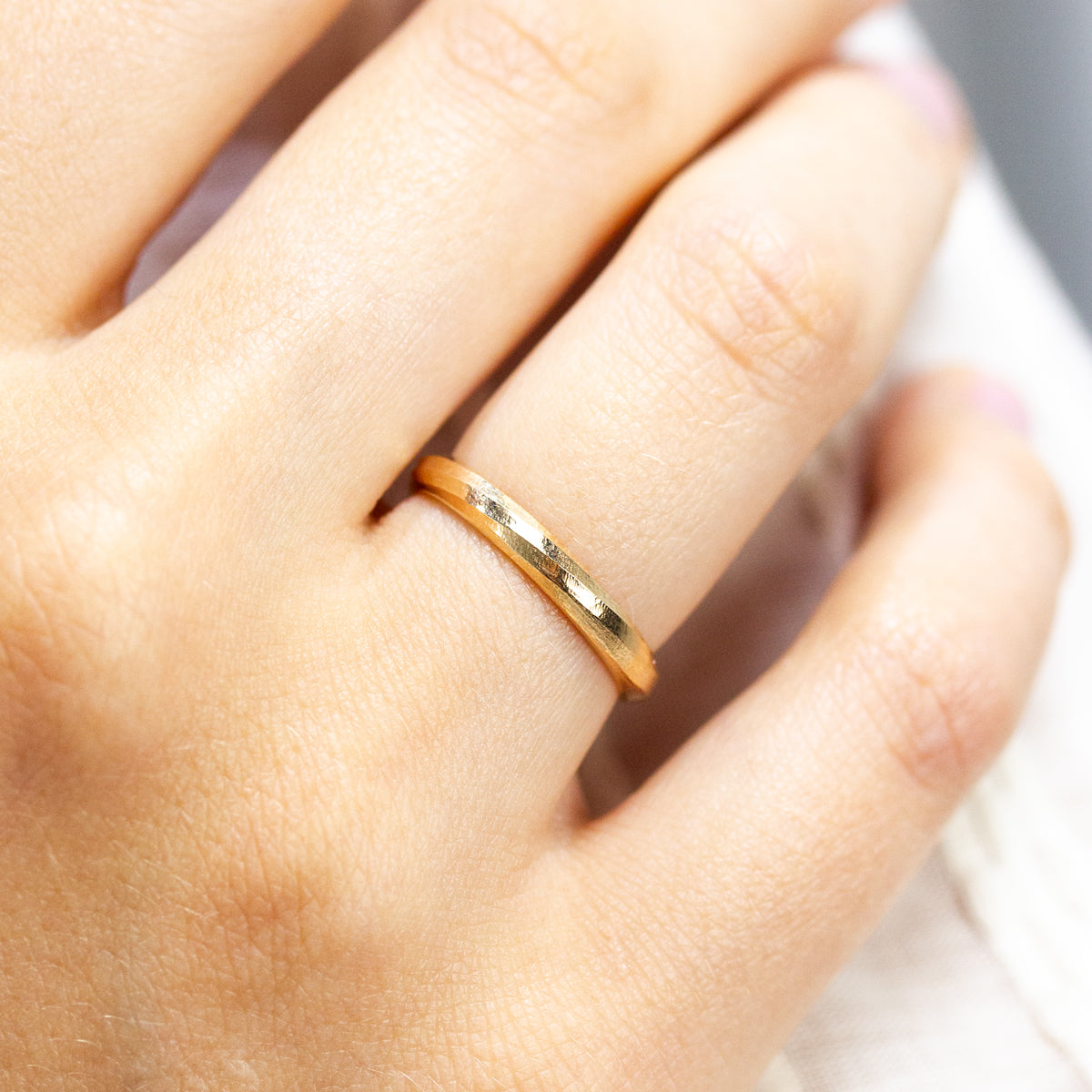 Bague de mariage en or éthique certifié Fairmined 18 carats, modèle En Chemin demi-jonc 3 mm pour homme et femme made in France 