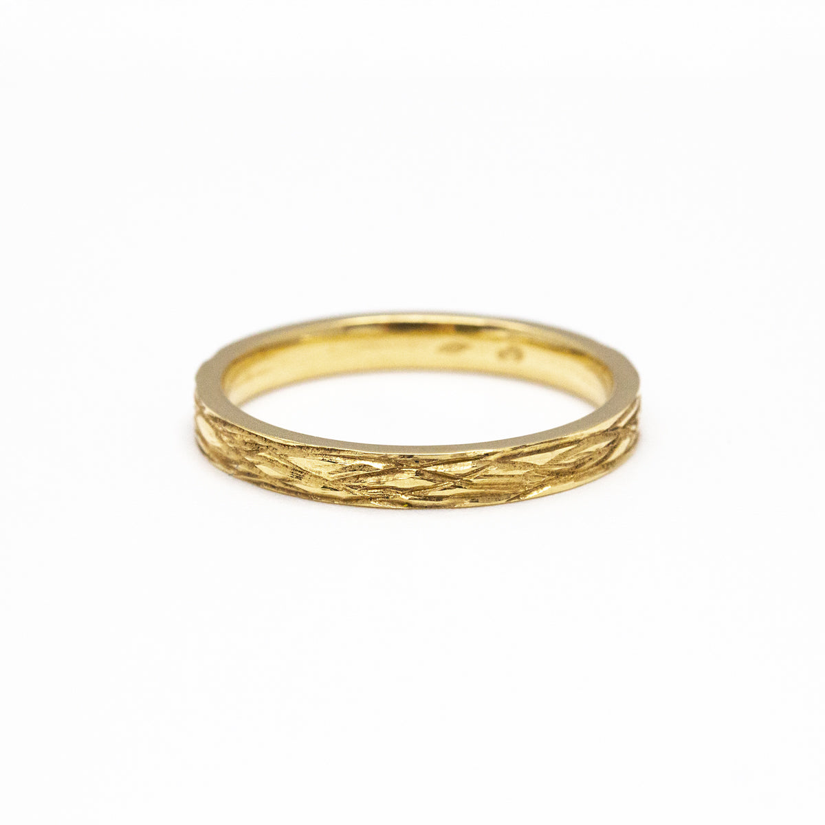 Alliance fine femme en or jaune éthique 18 carats Fairmined, texture artisanale inspirée de l'amandier | Joaillerie française éthique