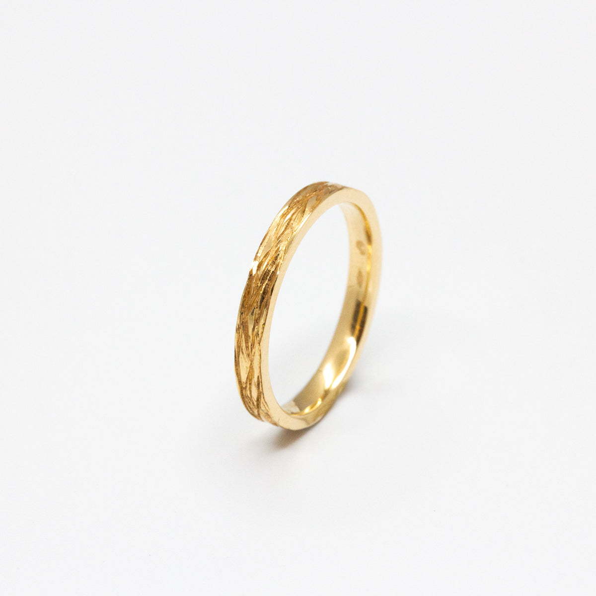 Alliance fine femme en or jaune éthique 18 carats Fairmined, texture artisanale inspirée de l'amandier | Joaillerie française éthique