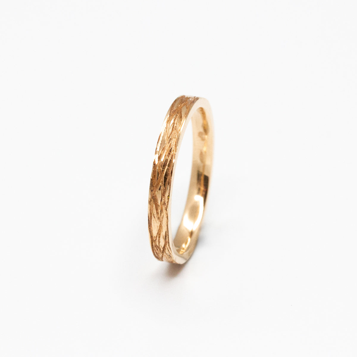 Alliance fine femme en or jaune éthique 18 carats Fairmined, texture artisanale inspirée de l'amandier | Joaillerie française éthique