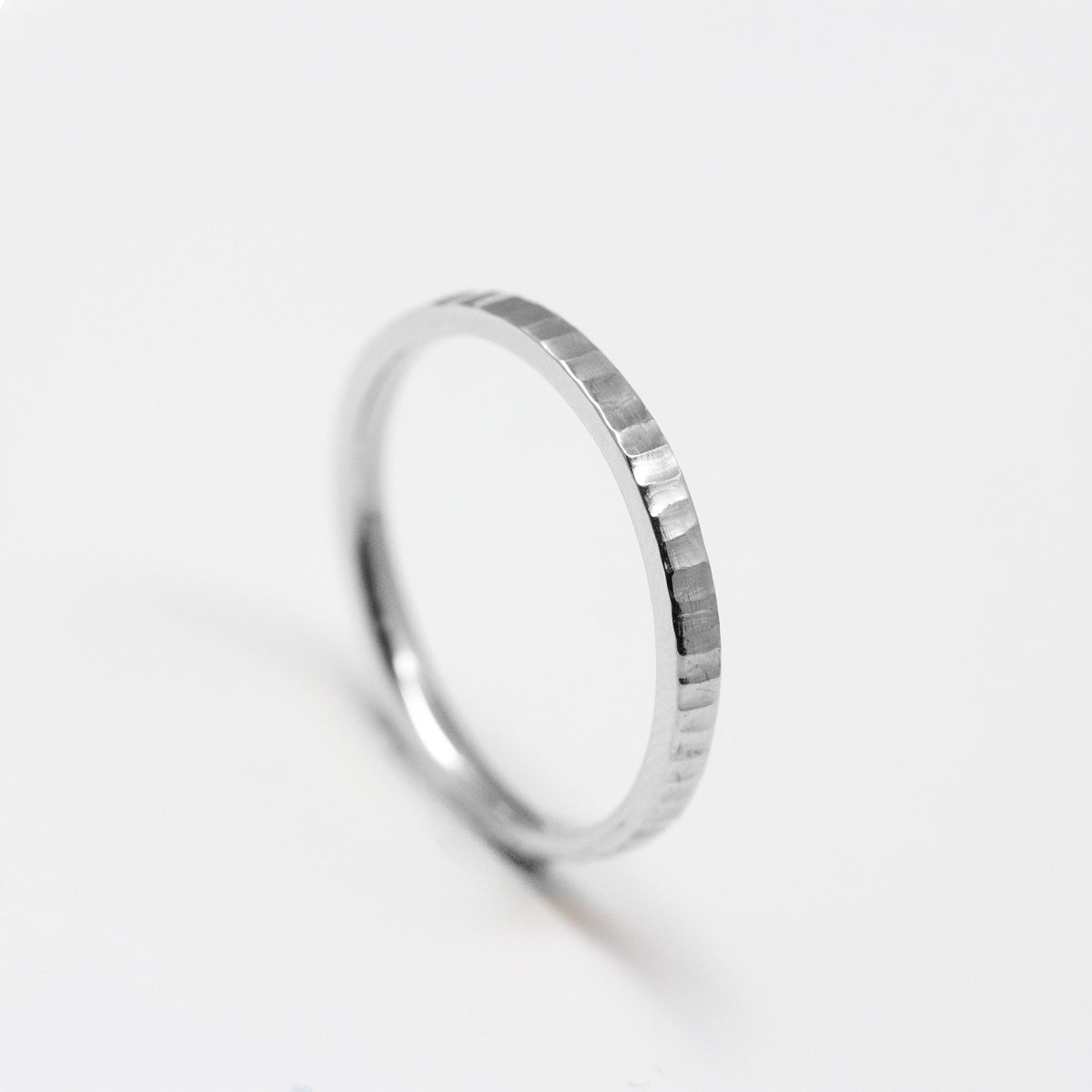 Alliance fine originale femme or blanc 18 carats, texture artisanale Jalon fabriquée artisanalement. Joaillier éthique Paris et Lyon