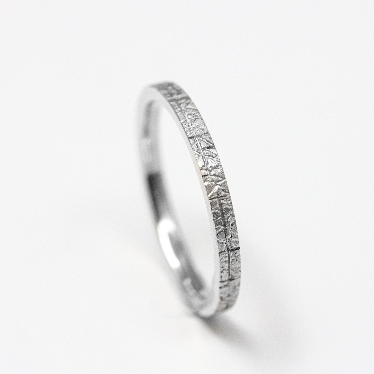 Alliance fine pour femme en or blanc recyclé 18 carats, texture Hélia inspirée de l'écorce des peupliers réalisée à la main