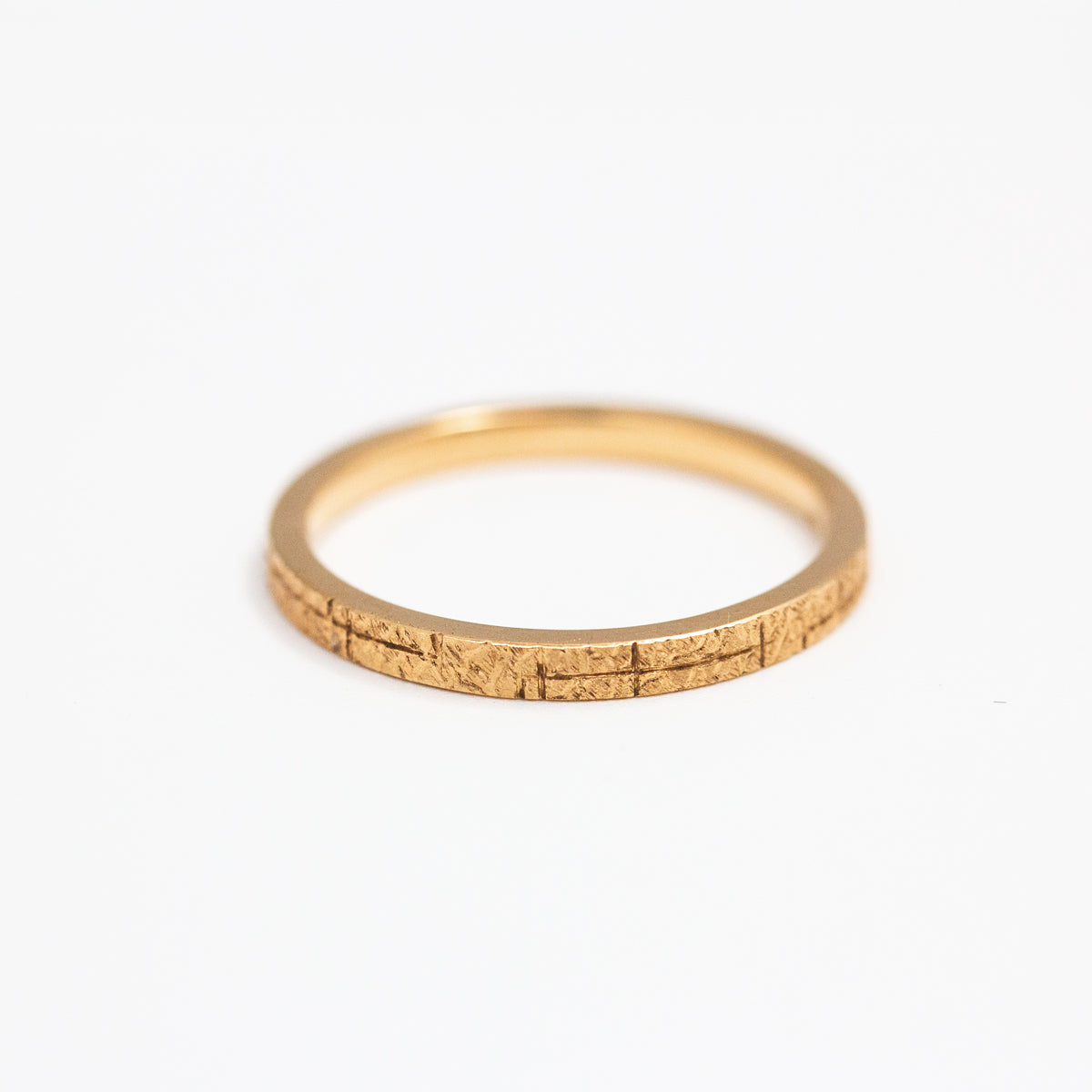 Alliance fine ruban 2mm pour femme en or rouge recyclé 18 carats, texture Hélia inspirée de l'écorce des peupliers réalisée à la main