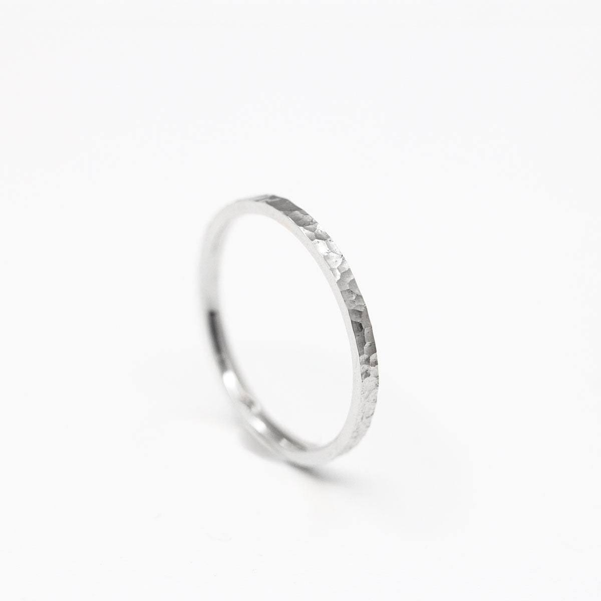 Alliance de mariage et d'union pour femme, anneau martelé fin ruban plat 1,5 mm Sarita réalisé en or blanc 18 carats recyclé à la main dans notre atelier de joaillerie responsable à Paris