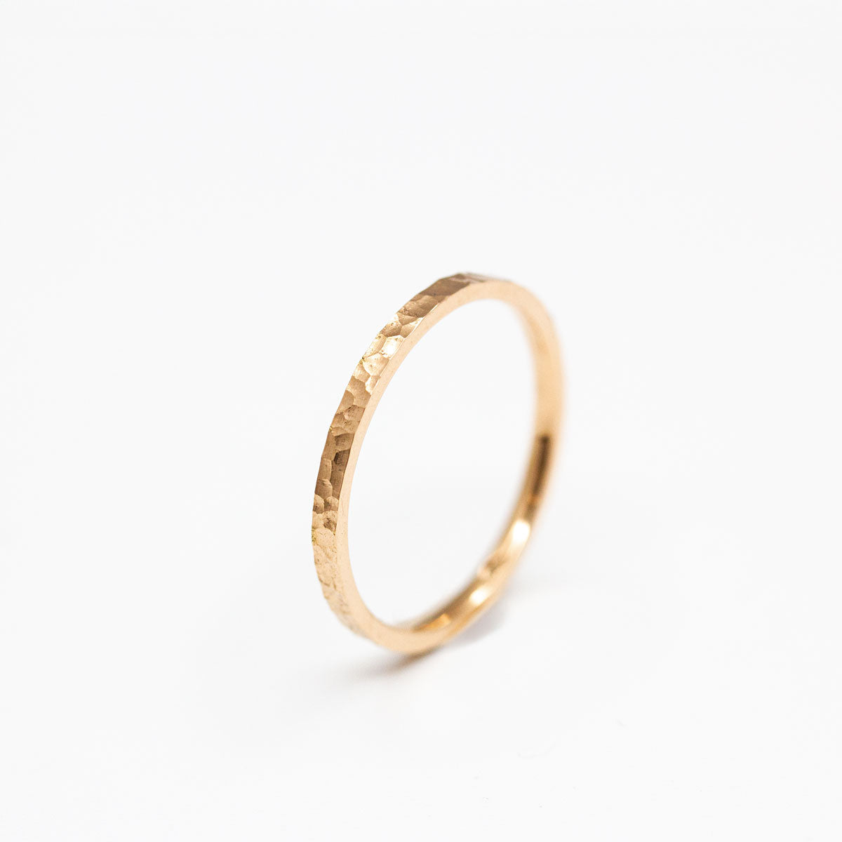 Alliance fine martelée pour femme, anneau en ruban 1,5 mm texture Sarita réalisée en or rouge 18 carats recyclé artisanalement dans notre propre atelier à Paris