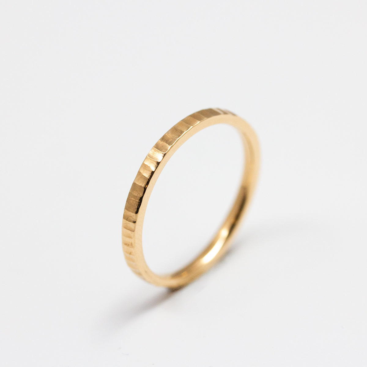 Alliance fine originale femme or rose-champagne 18 carats, texture artisanale Jalon fabriquée artisanalement. Joaillier éthique Paris et Lyon