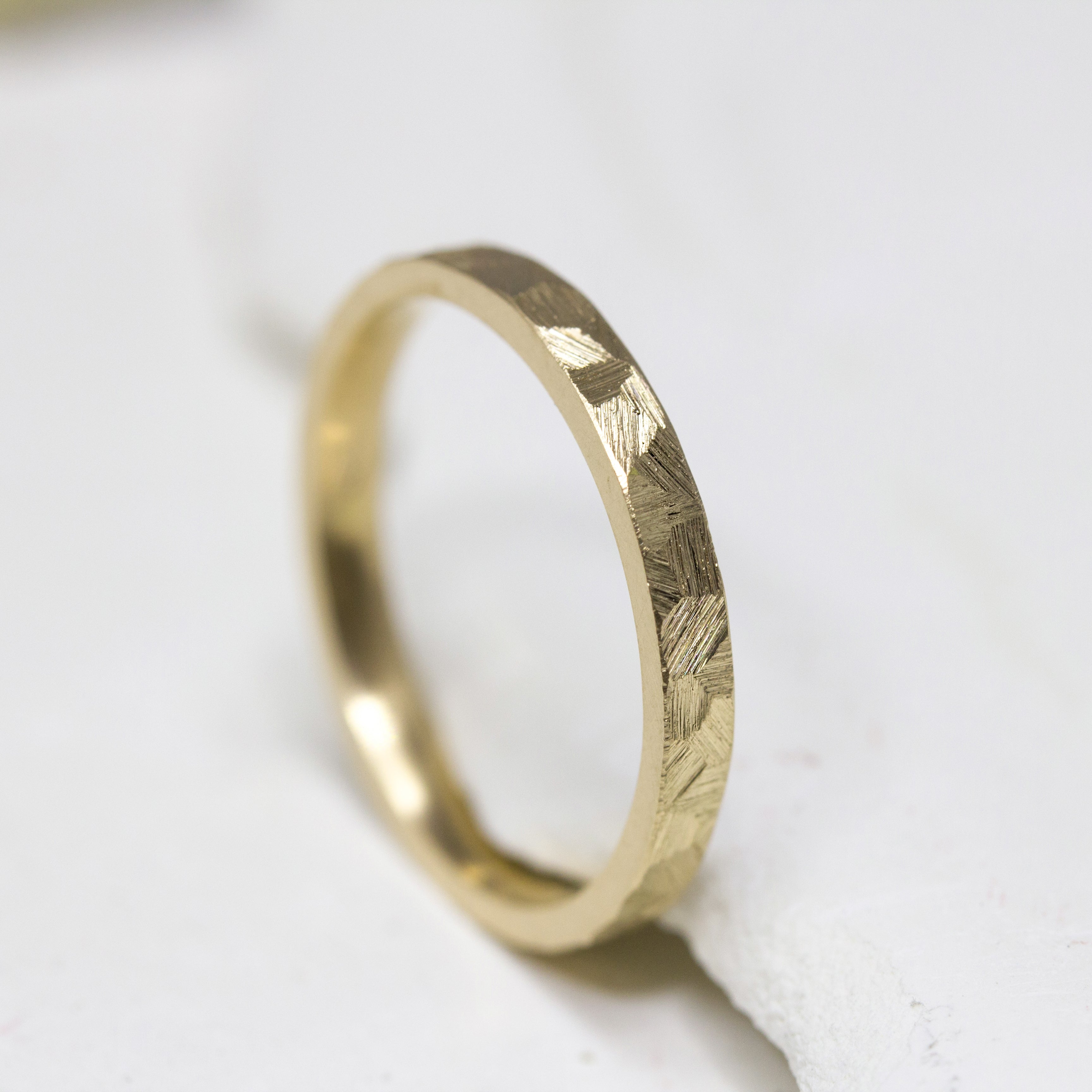 Anneau de mariage Staël fin en or brossé 18 carats Fairmined, unisexe, réalisée à Paris dans notre atelier de joaillerie - Paulette à Bicyclette