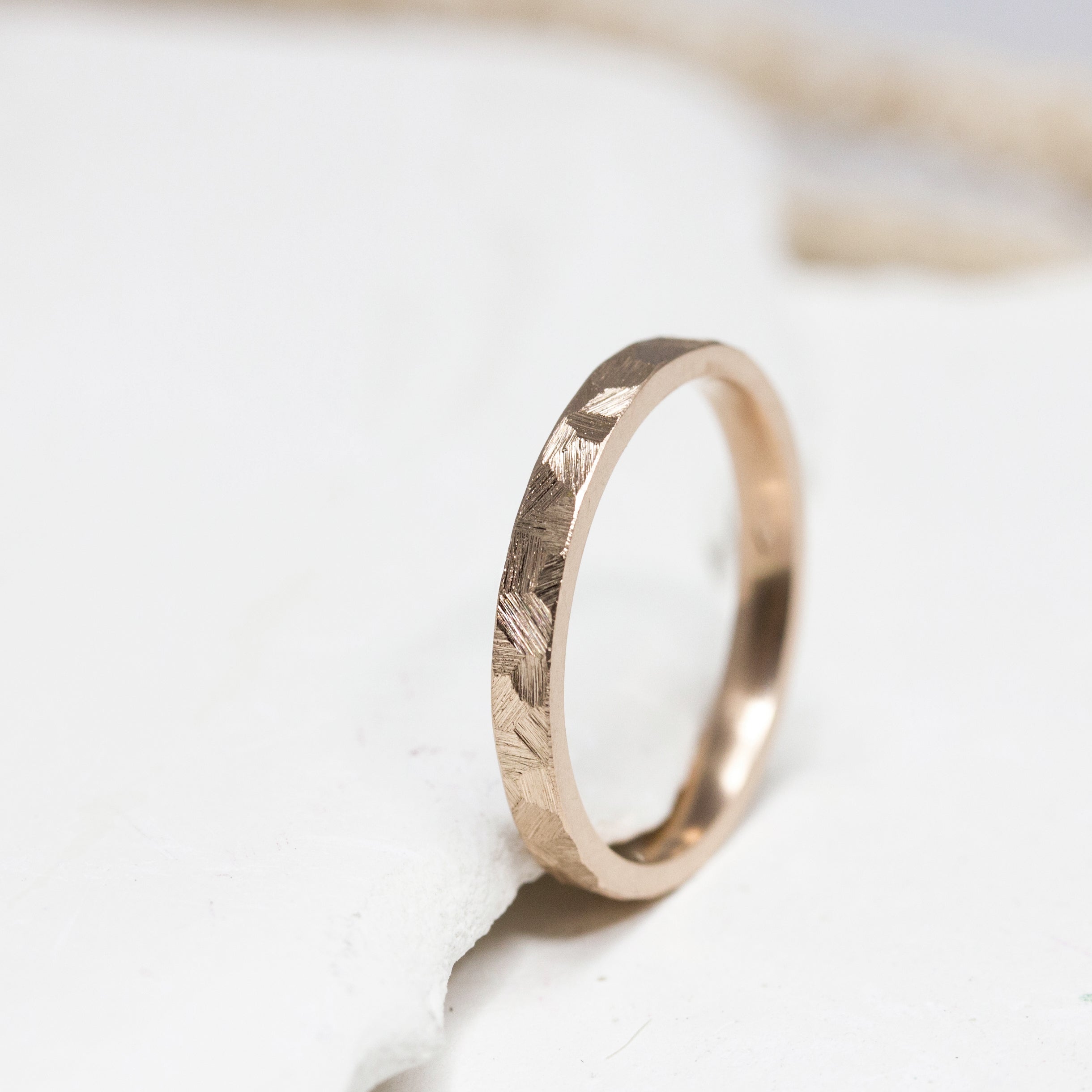 Anneau de mariage Staël fin en or brossé 18 carats Fairmined, unisexe, réalisée à Paris dans notre atelier de joaillerie - Paulette à Bicyclette