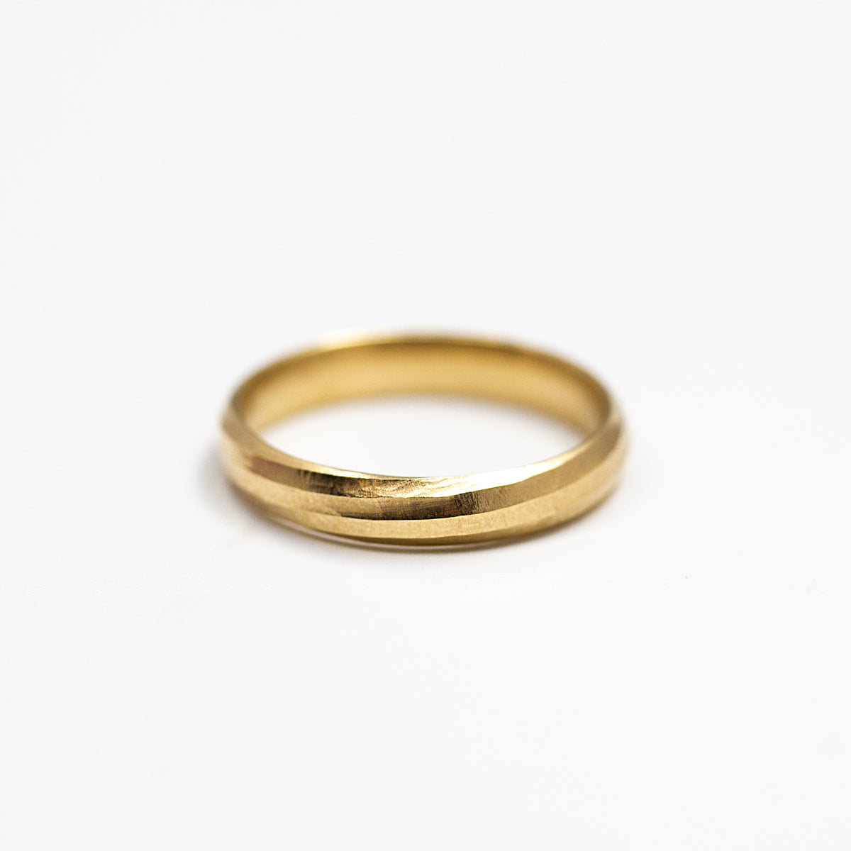 Alliance originale mixte demi-jonc 4 mm En Chemin mariage en or jaune 18 carats recyclé. Fabrication artisanale